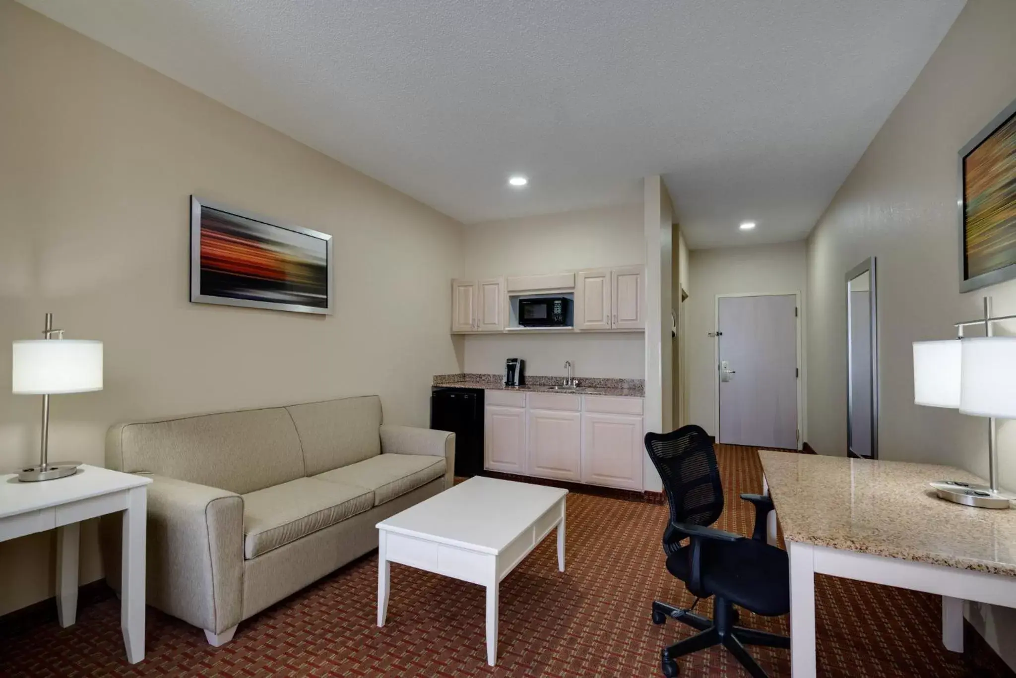 Photo of the whole room, Seating Area in Holiday Inn Express Pocomoke City, an IHG Hotel