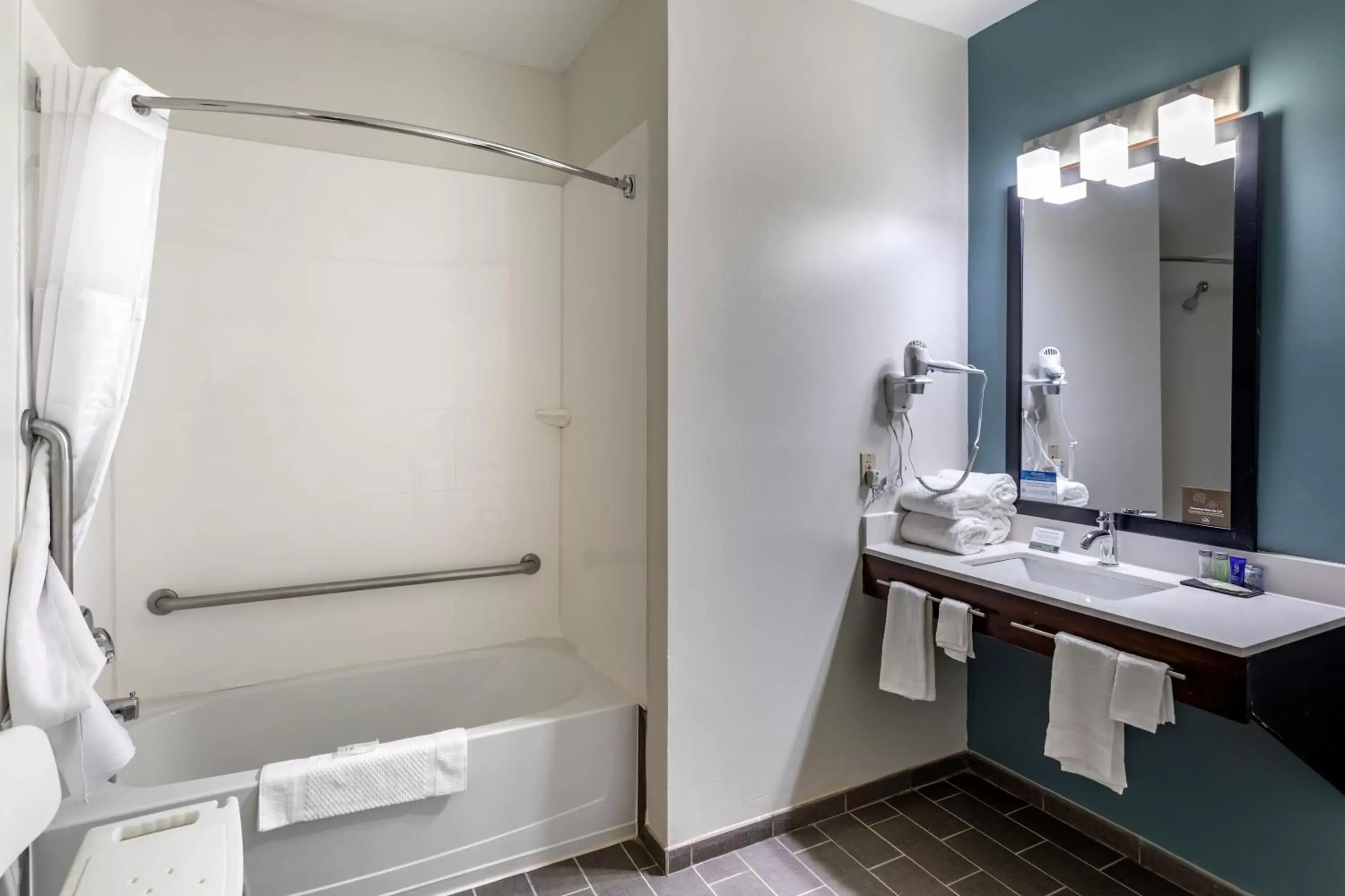 Bathroom in Sleep Inn & Suites Lebanon - Nashville Area