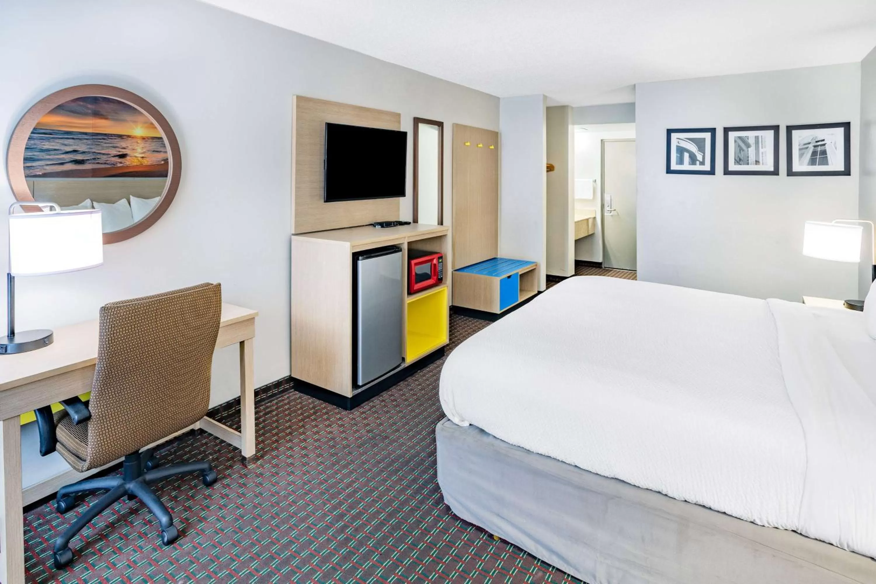Photo of the whole room, Bed in Days Inn by Wyndham Hartsfield Jackson Atlanta Airport West