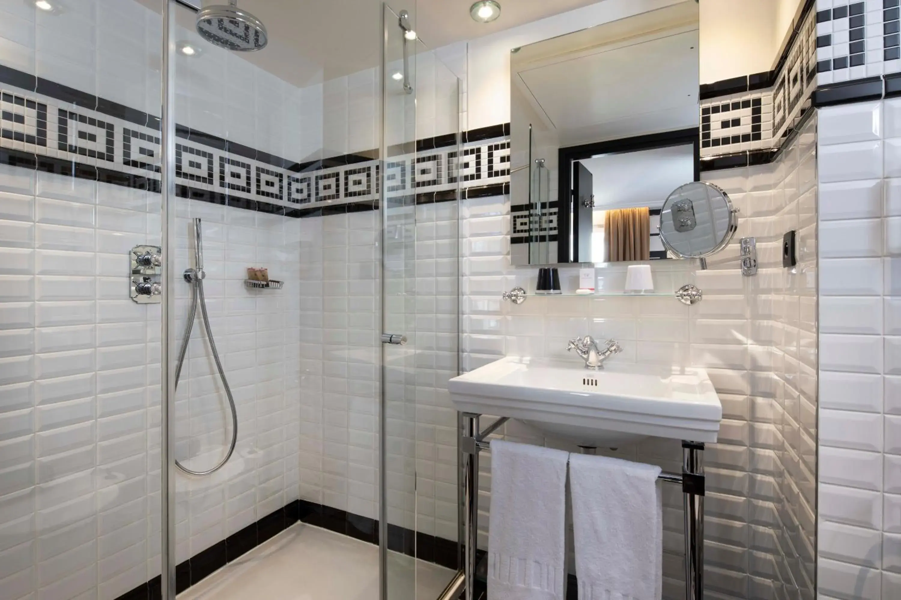 Shower, Bathroom in Hotel Monsieur