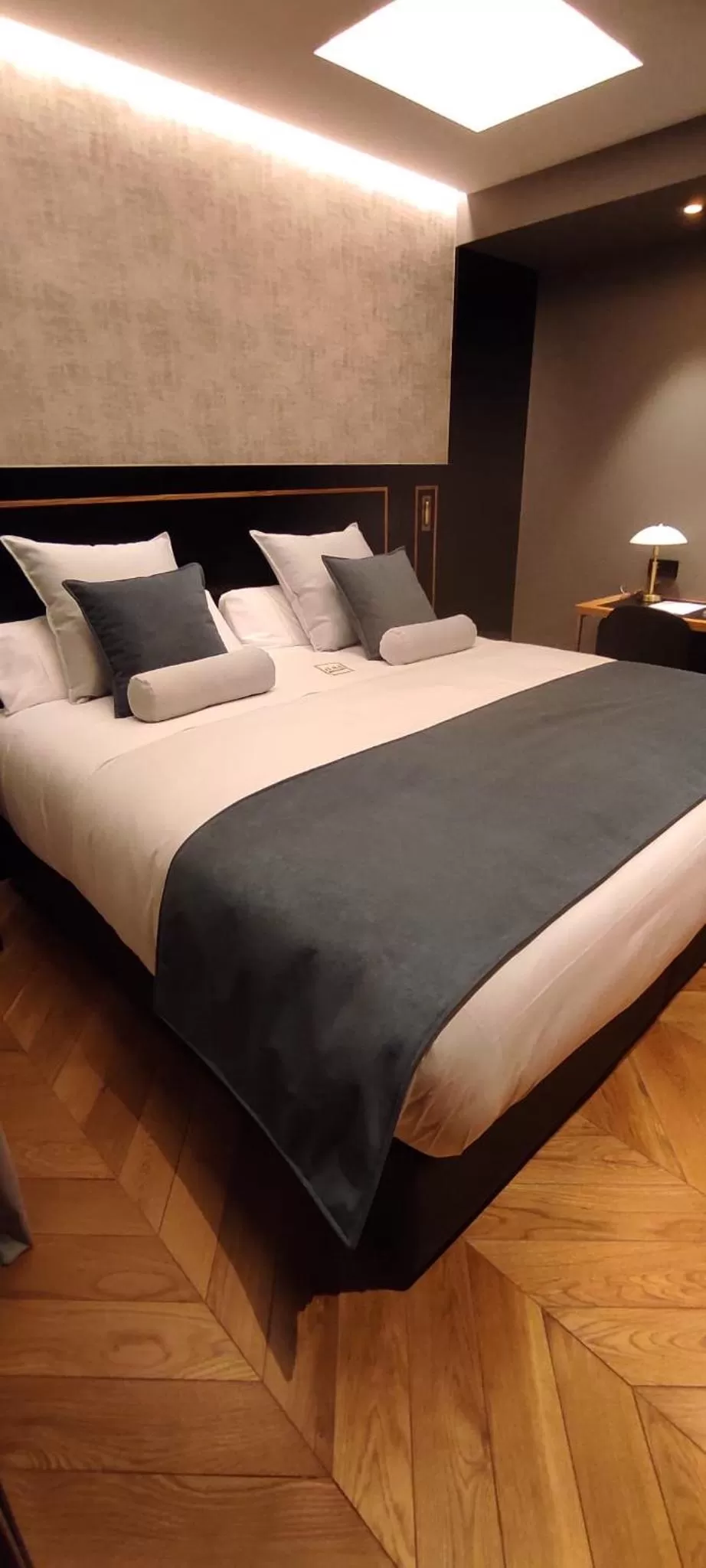 Shower, Bed in IBIZA ROOMs