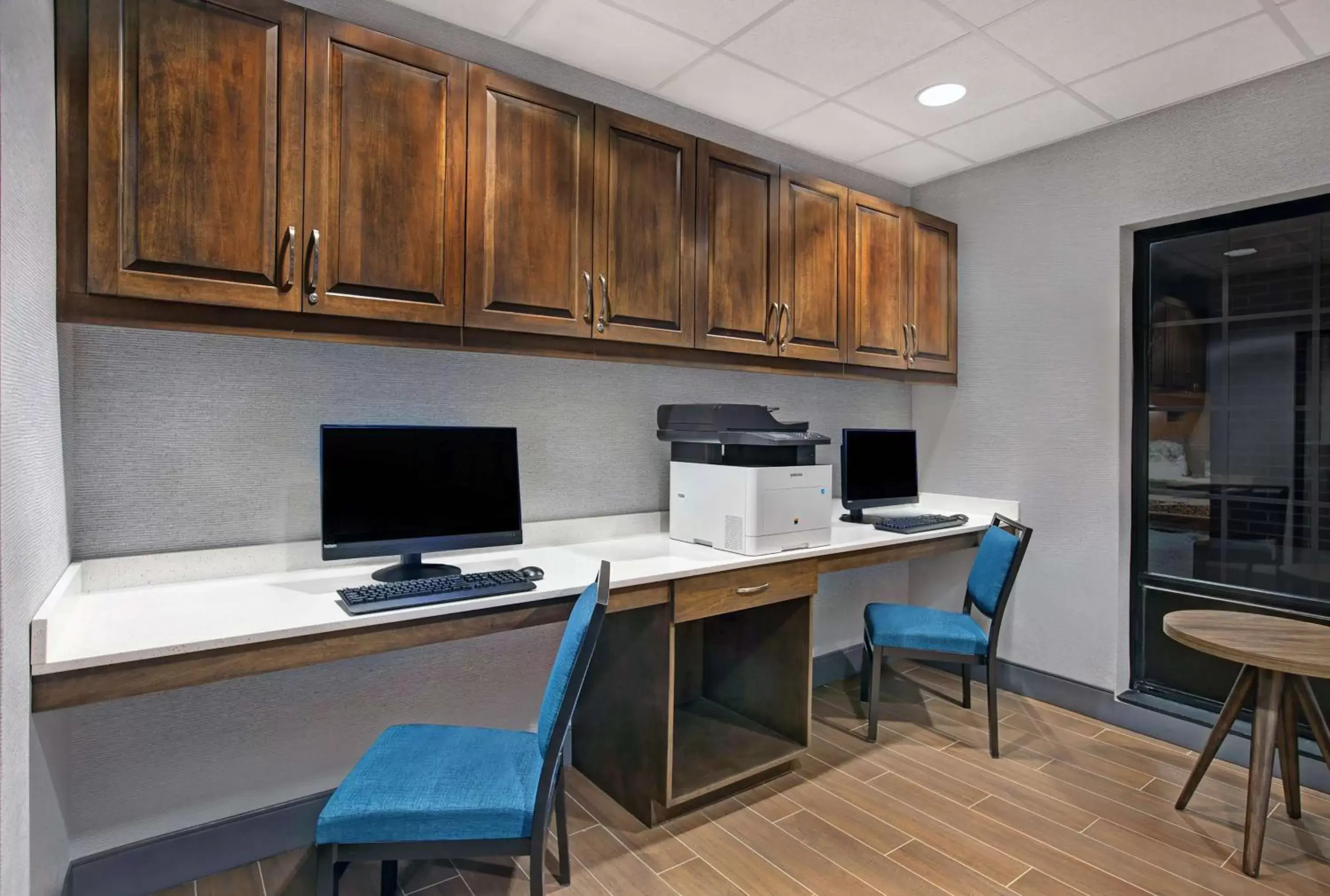 Business facilities in Hampton Inn Westfield