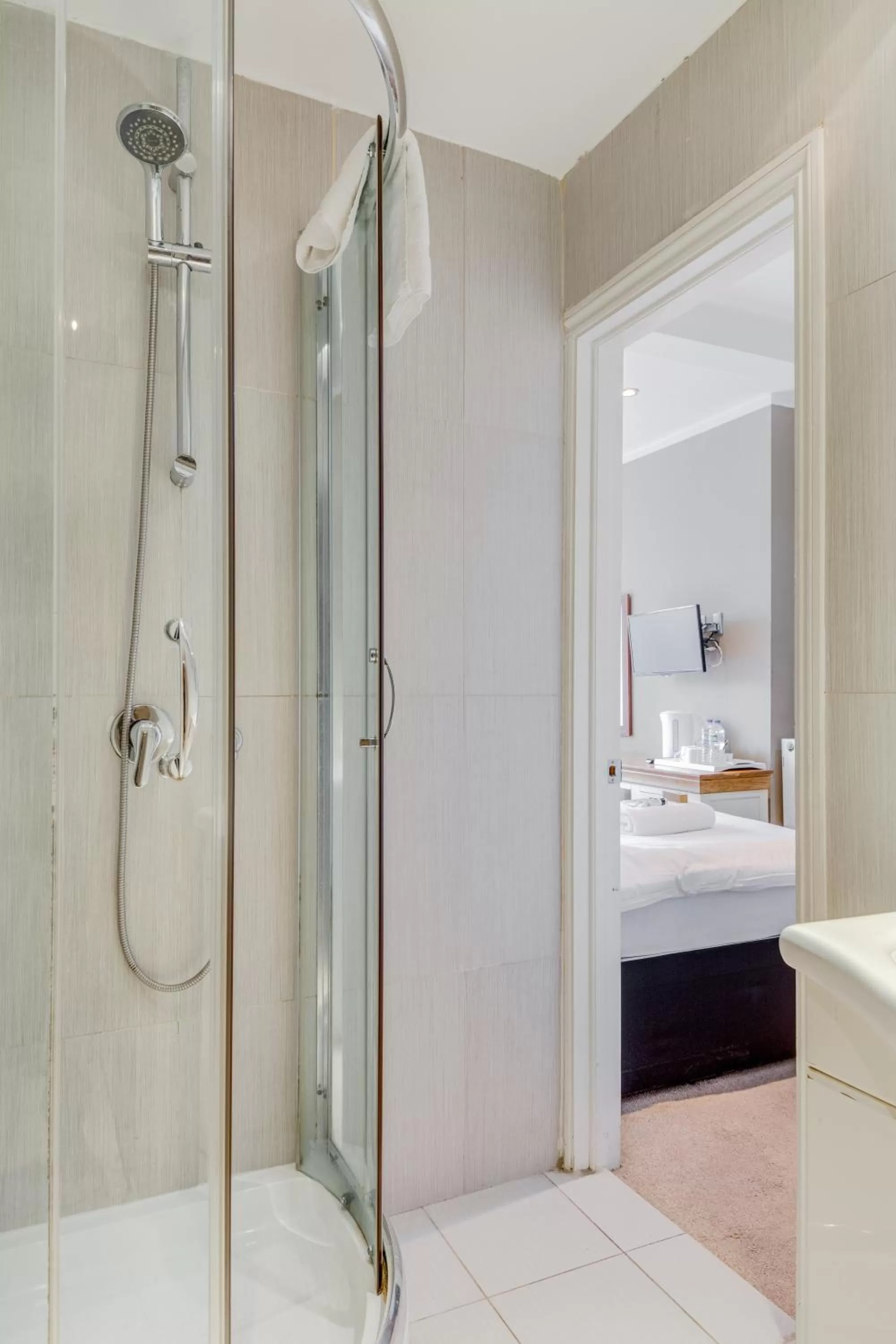 Shower in 1 Lexham Gardens Hotel