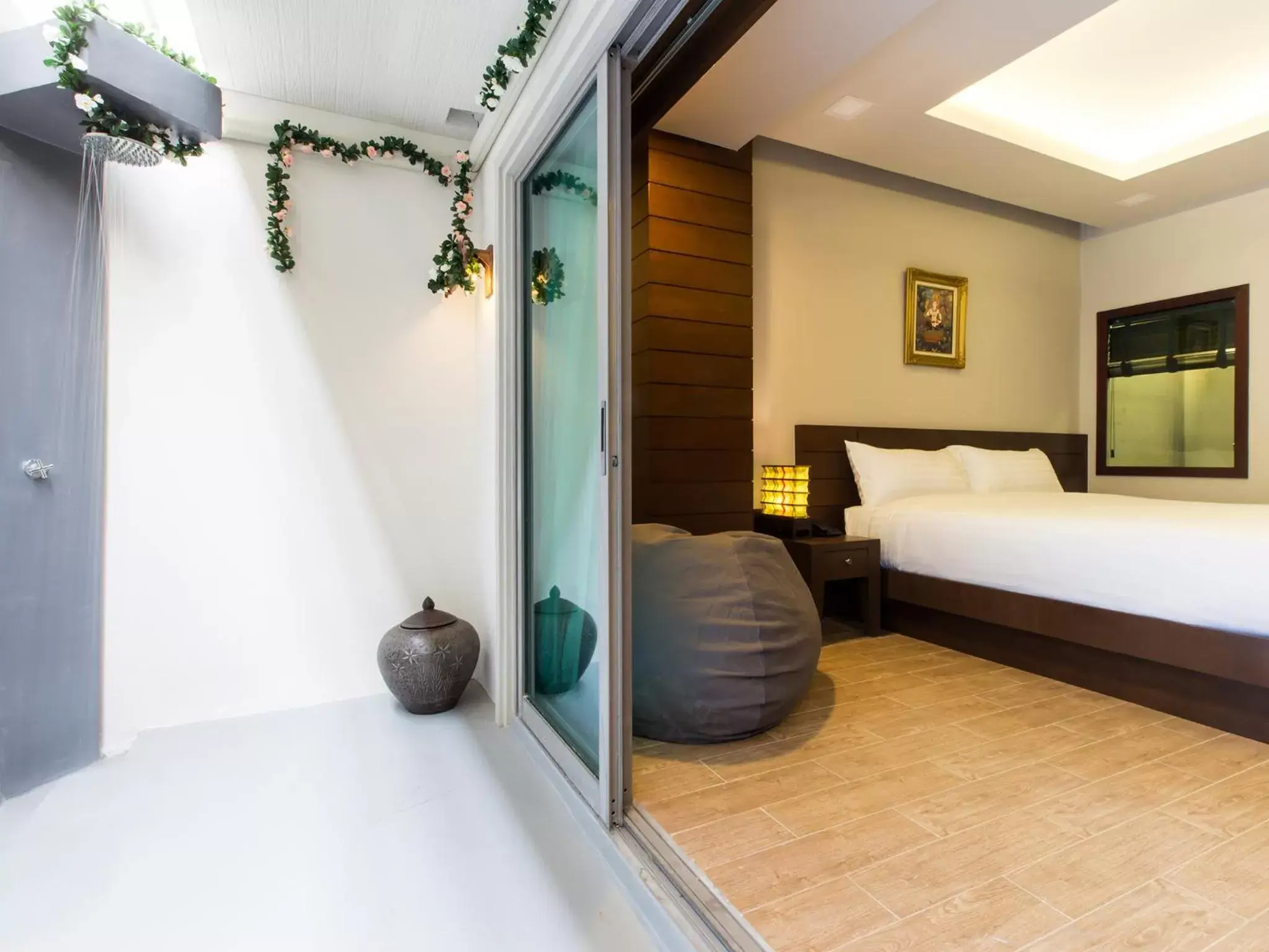 Shower, Bed in The Agate Pattaya Boutique Resort