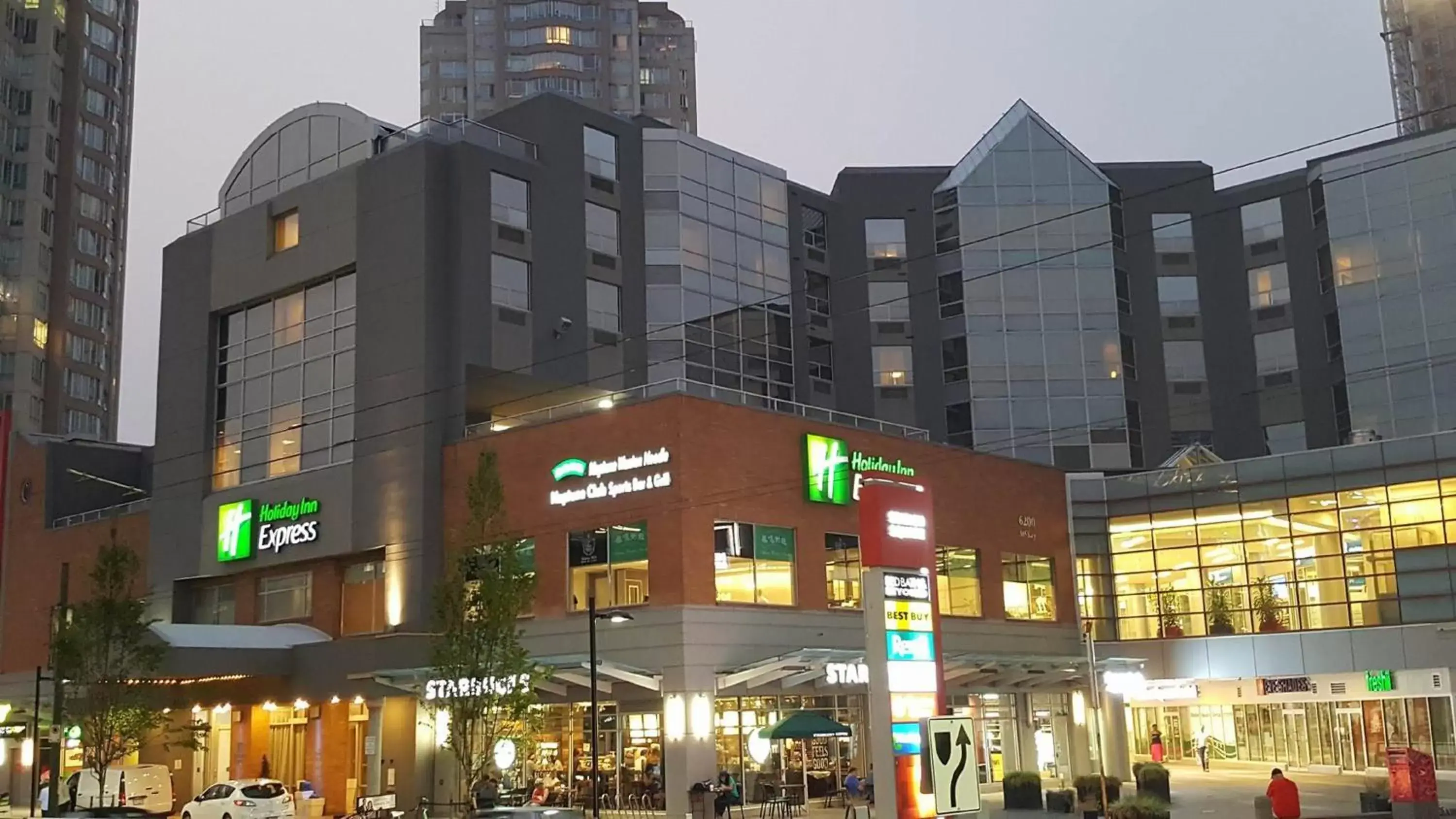Property Building in Holiday Inn Express Vancouver-Metrotown (Burnaby)