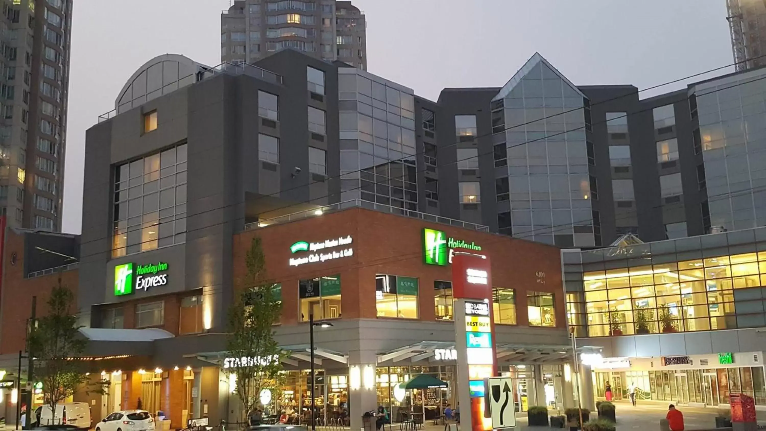 Property building in Holiday Inn Express Vancouver-Metrotown (Burnaby) Property building in Holiday Inn Express Vancouver-Metrotown (Burnaby)