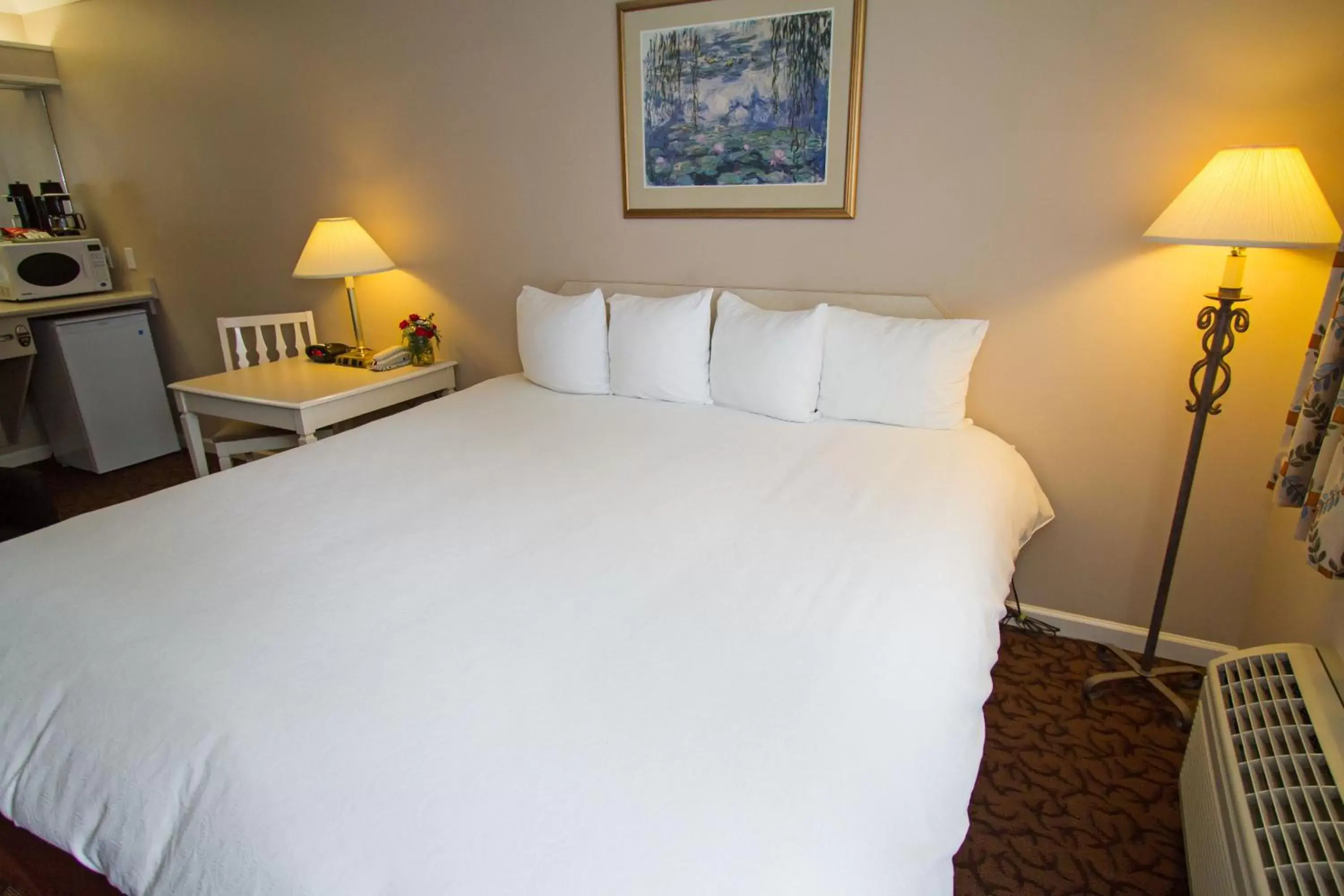 Bed in Glenwood Inn & Suites