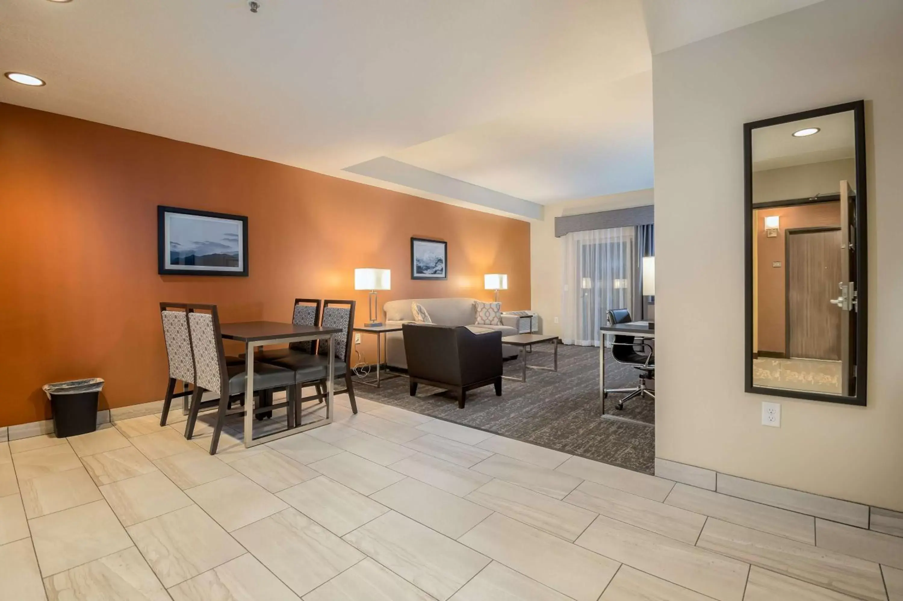 Photo of the whole room, Seating Area in Best Western Plus Heber Valley Hotel