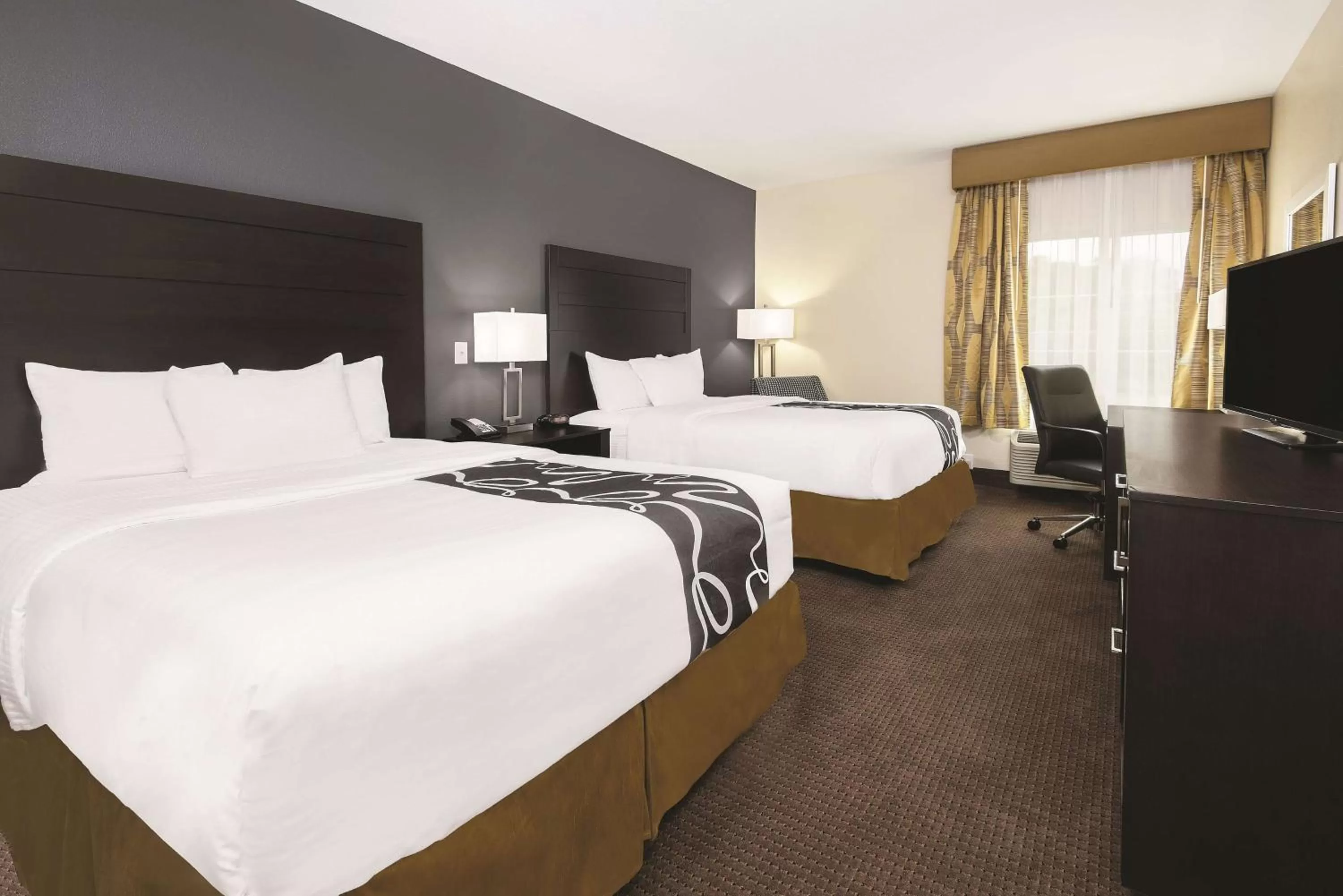 Photo of the whole room, Bed in La Quinta by Wyndham Karnes City - Kenedy