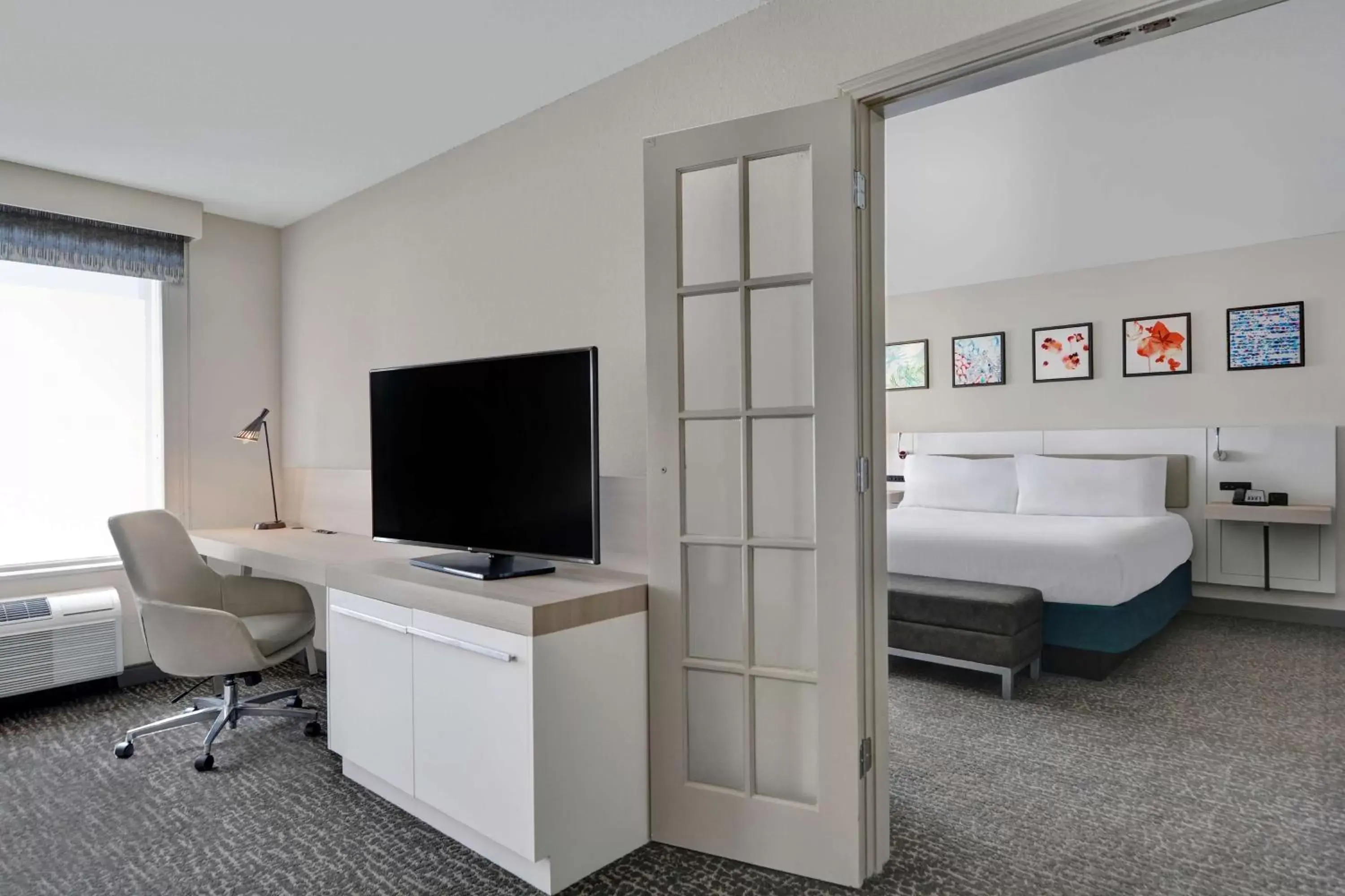 Bedroom, TV/Entertainment Center in Hilton Garden Inn Jacksonville JTB/Deerwood Park