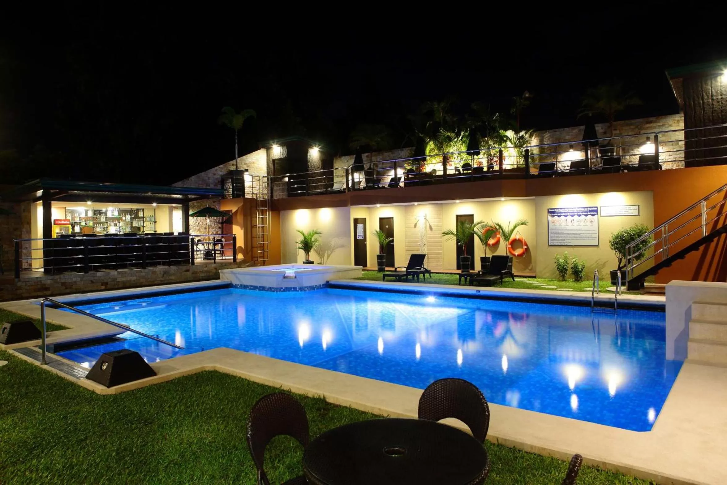 Swimming pool in Queens Hotel Angeles City