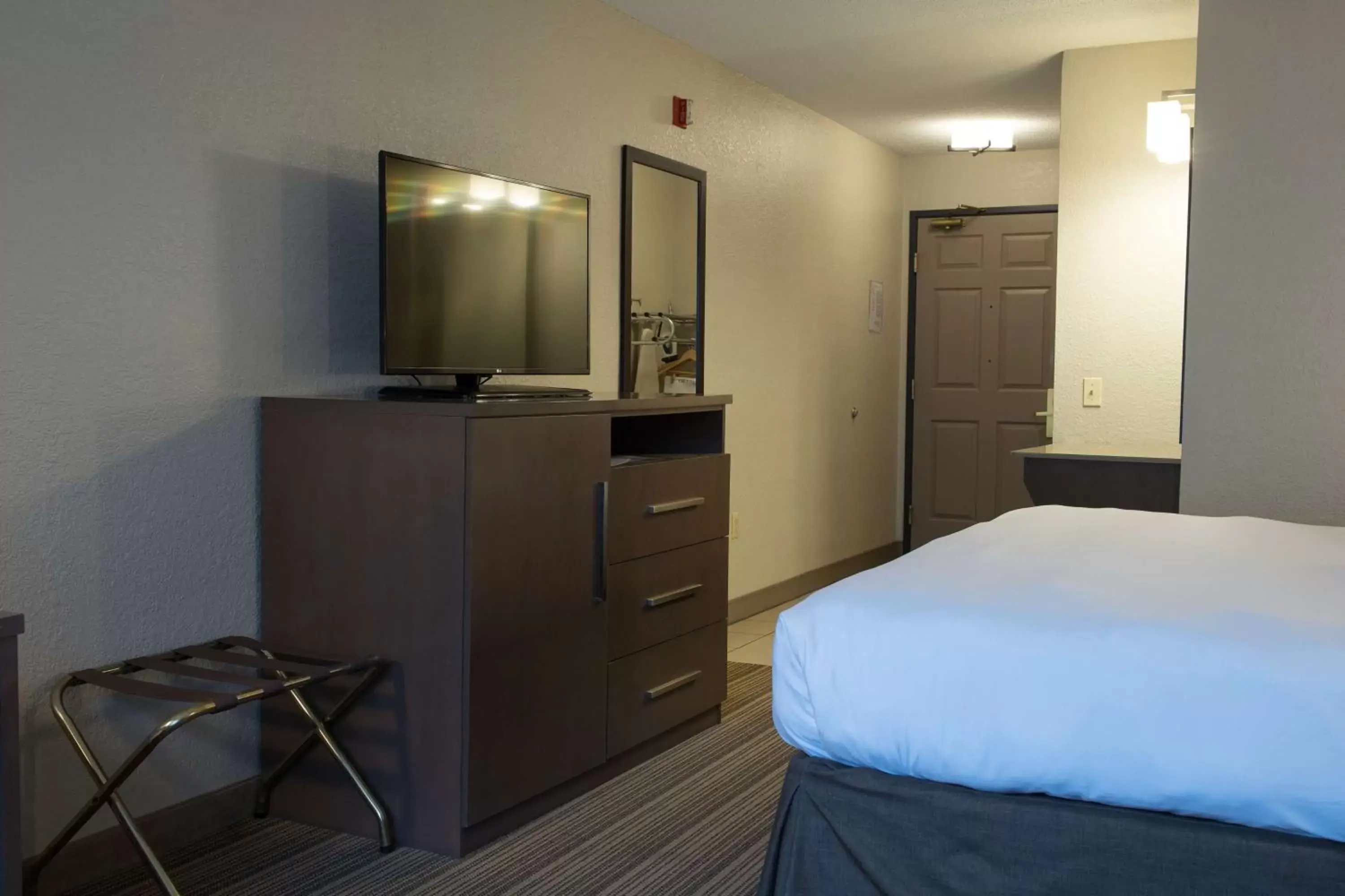 Bathroom, Bed in Country Inn & Suites by Radisson, Platteville, WI