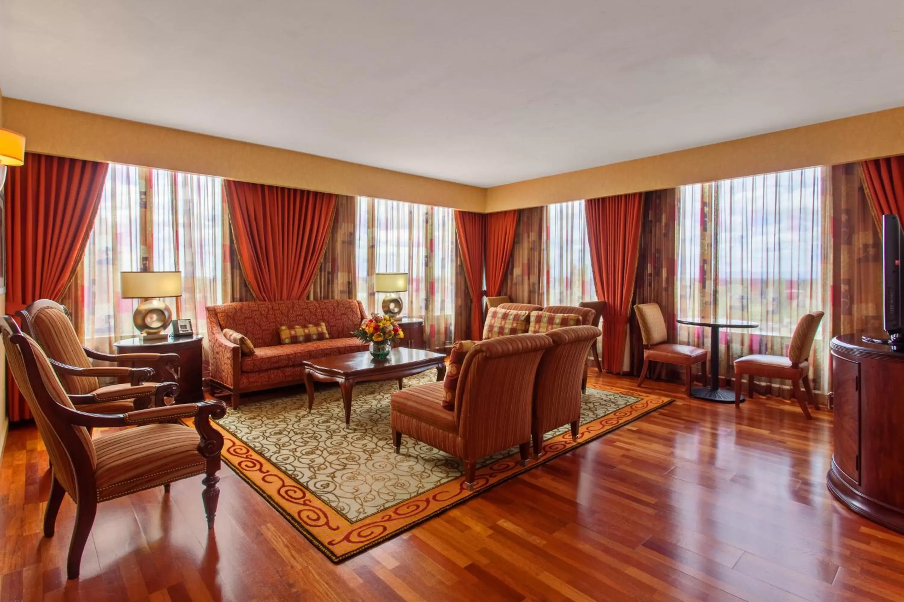 Photo of the whole room, Seating Area in Holiday Inn Sacramento Downtown-Arena, an IHG Hotel