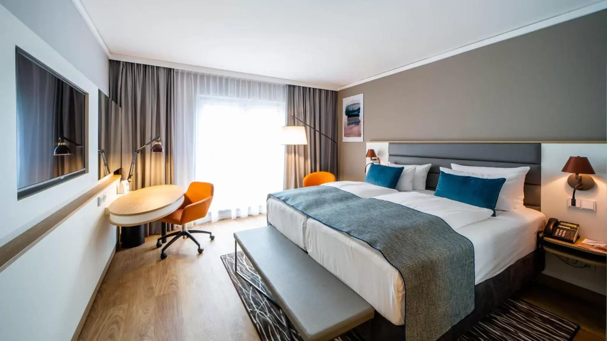 Property building, Bed in Holiday Inn Berlin Airport - Conference Centre, an IHG Hotel