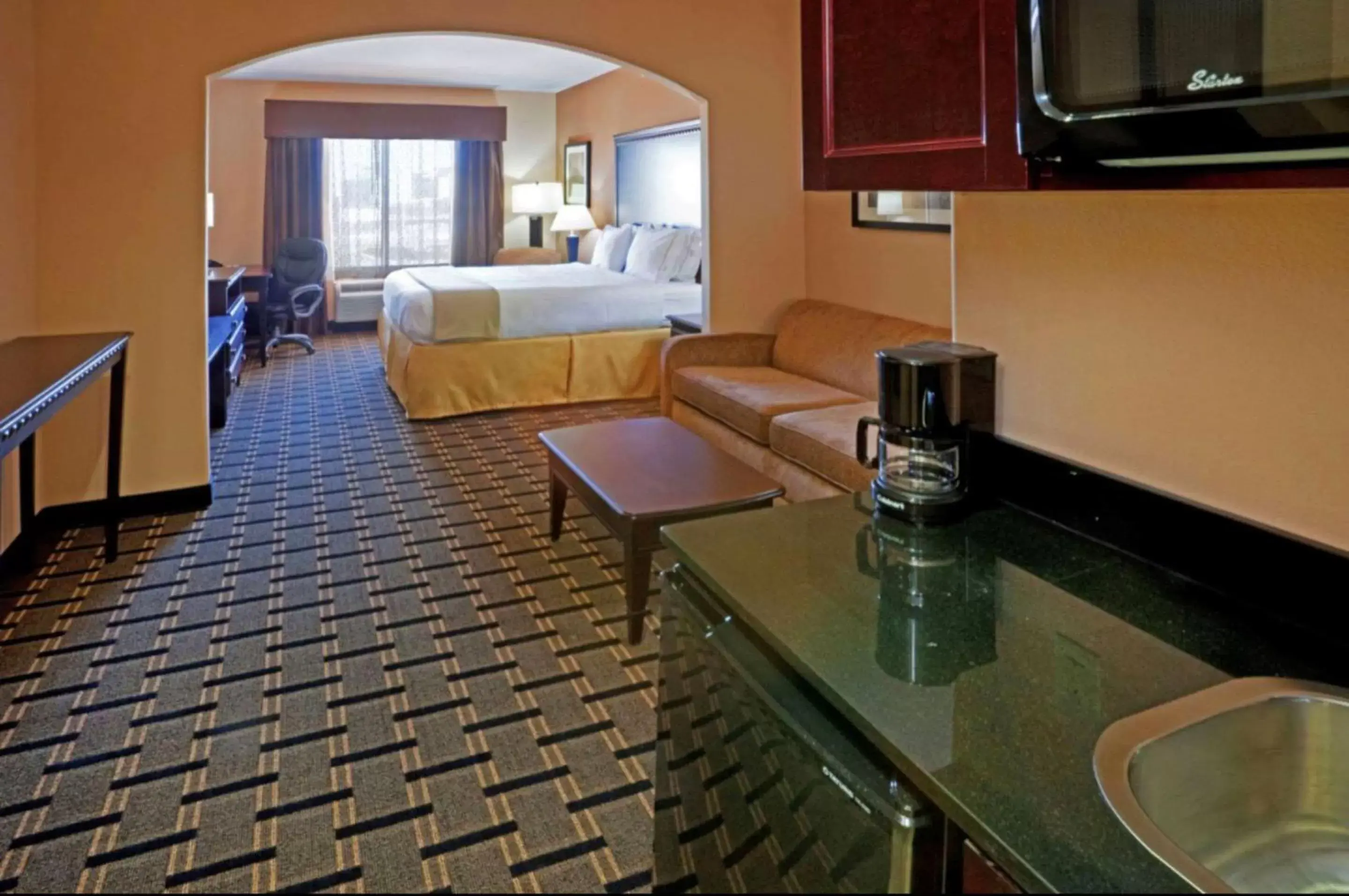 Photo of the whole room, Kitchen/Kitchenette in Comfort Inn & Suites Dallas Medical-Market Center