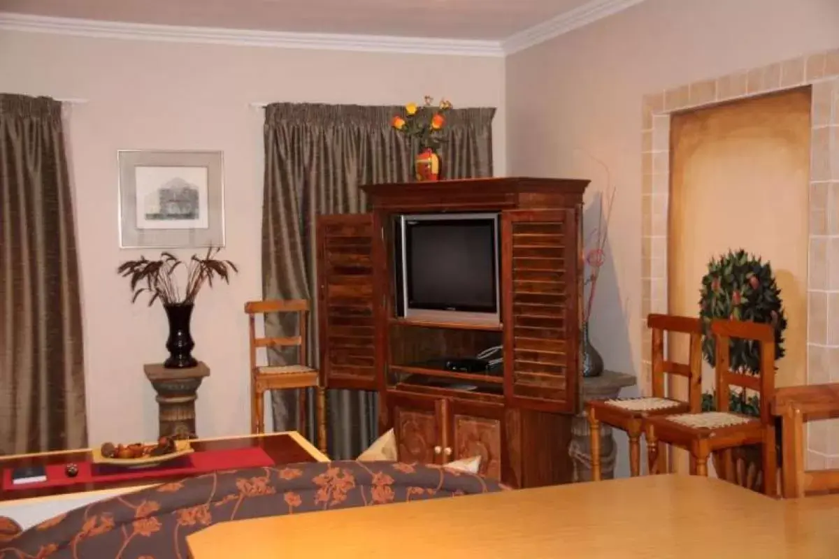 Living room, TV/Entertainment Center in Alpine Inn