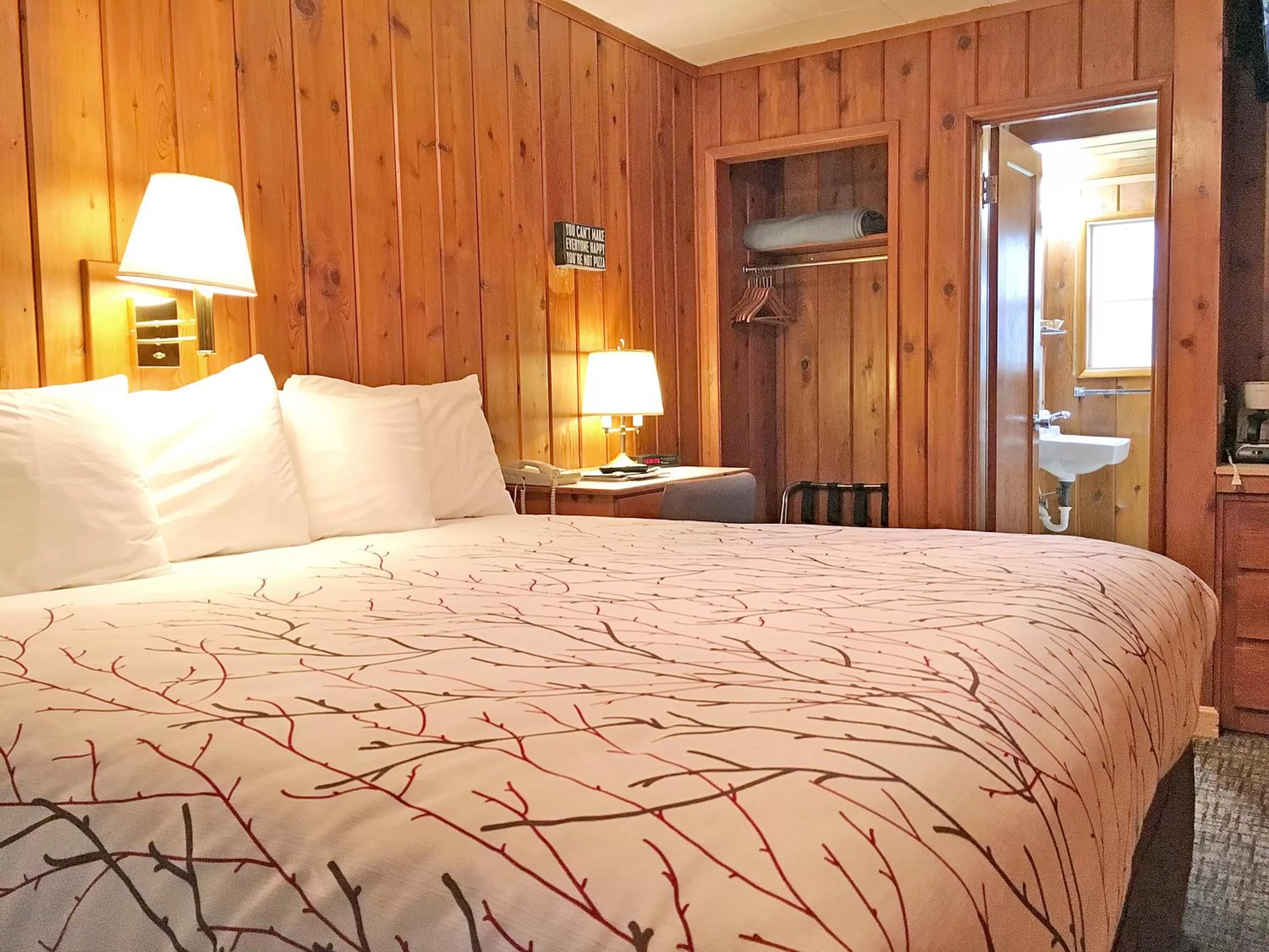 Bed in Park Motel and Cabins