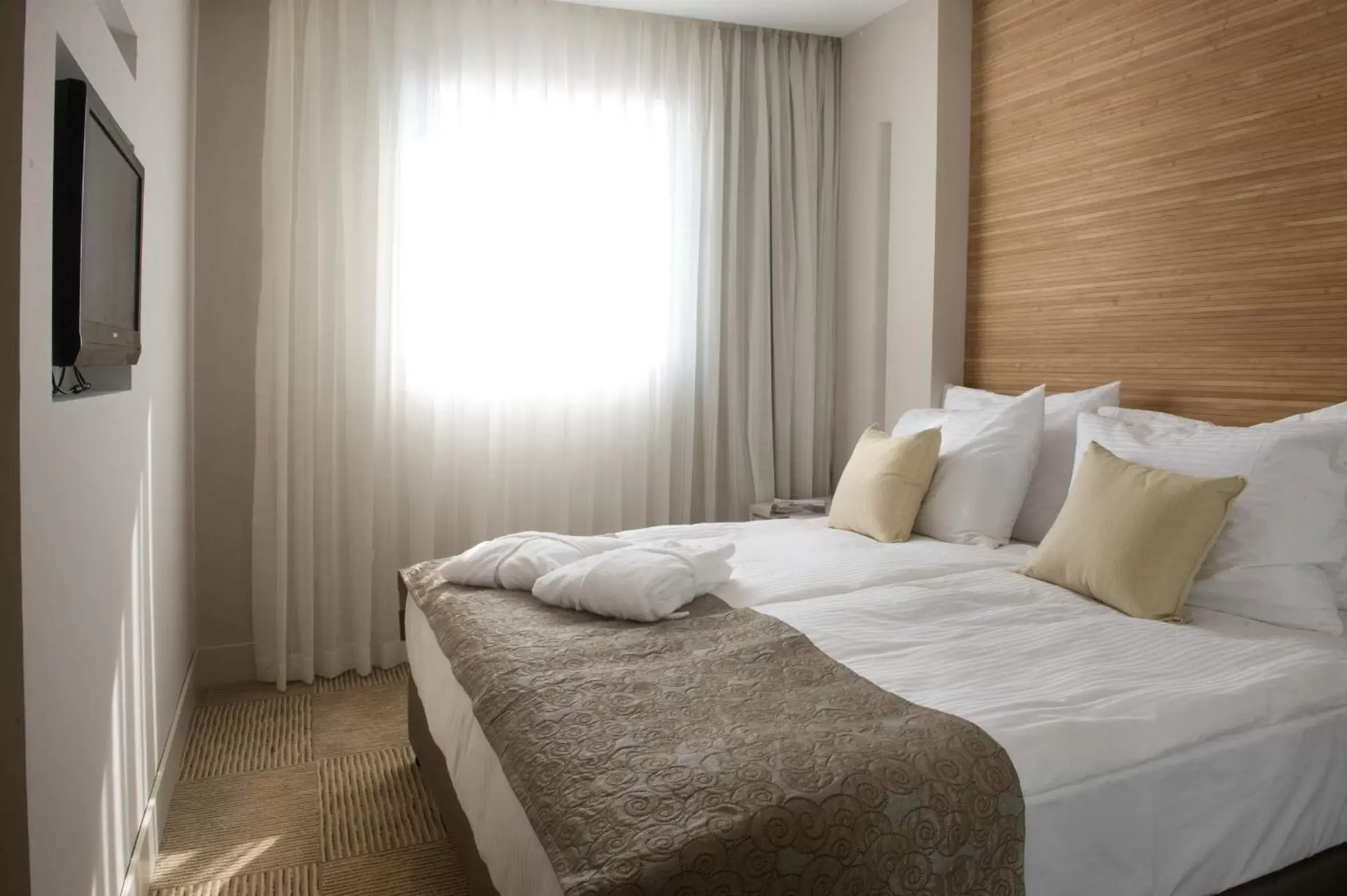 Bedroom, Bed in Ramada Hotel & Suites by Wyndham Netanya