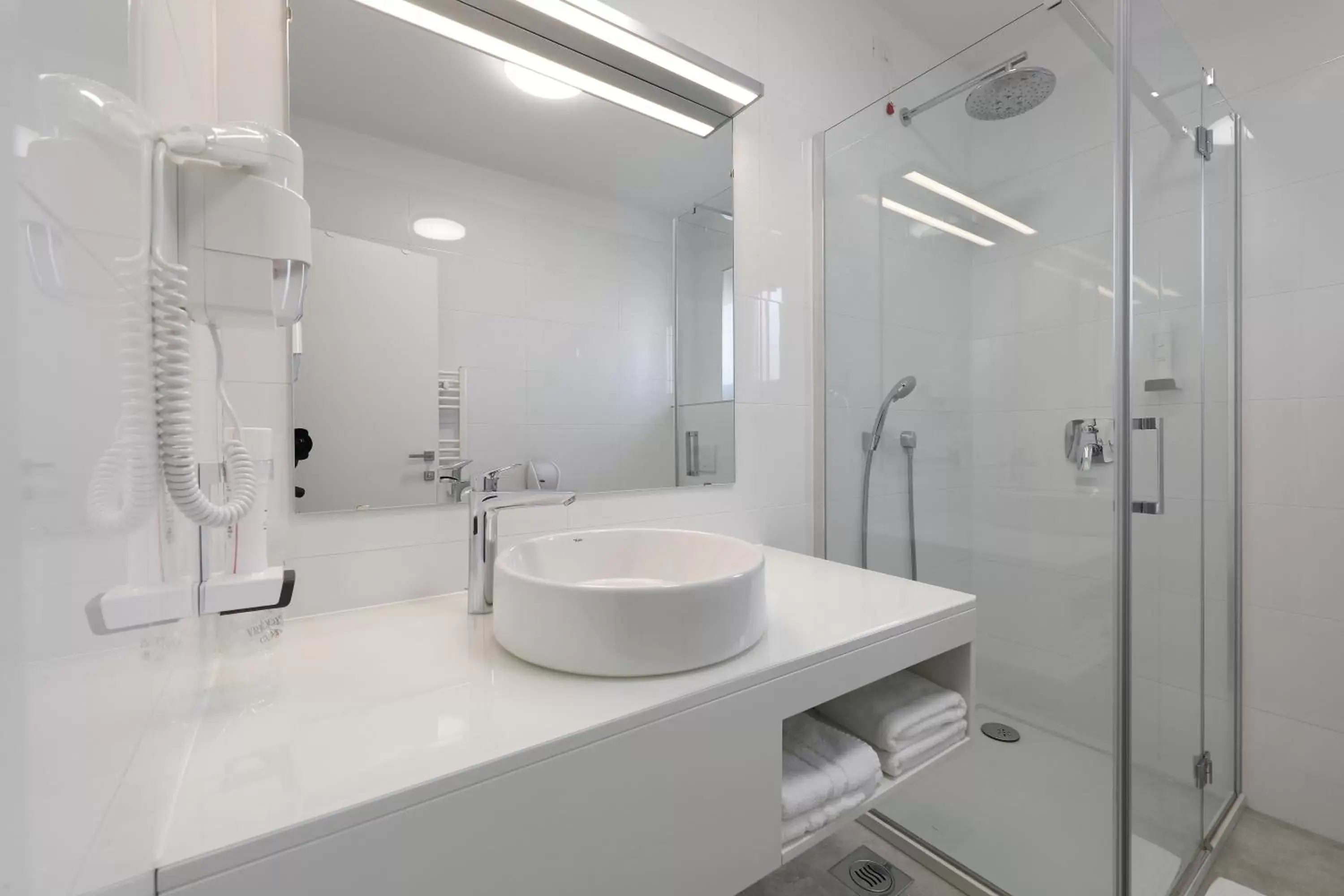 Shower, Bathroom in Hotel Mediteran
