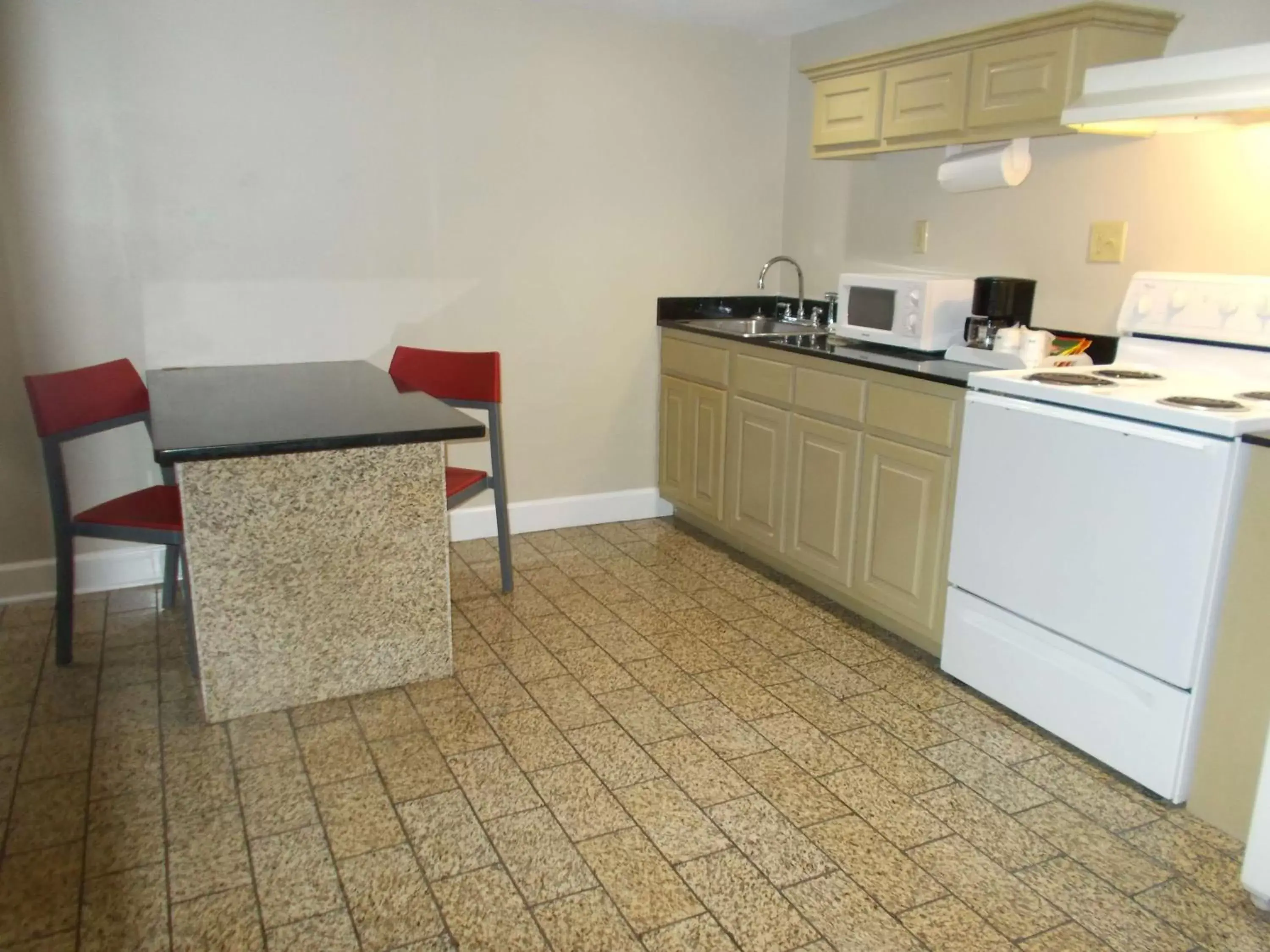 Photo of the whole room, Kitchen/Kitchenette in SureStay Plus Hotel by Best Western St Marys Cumberland