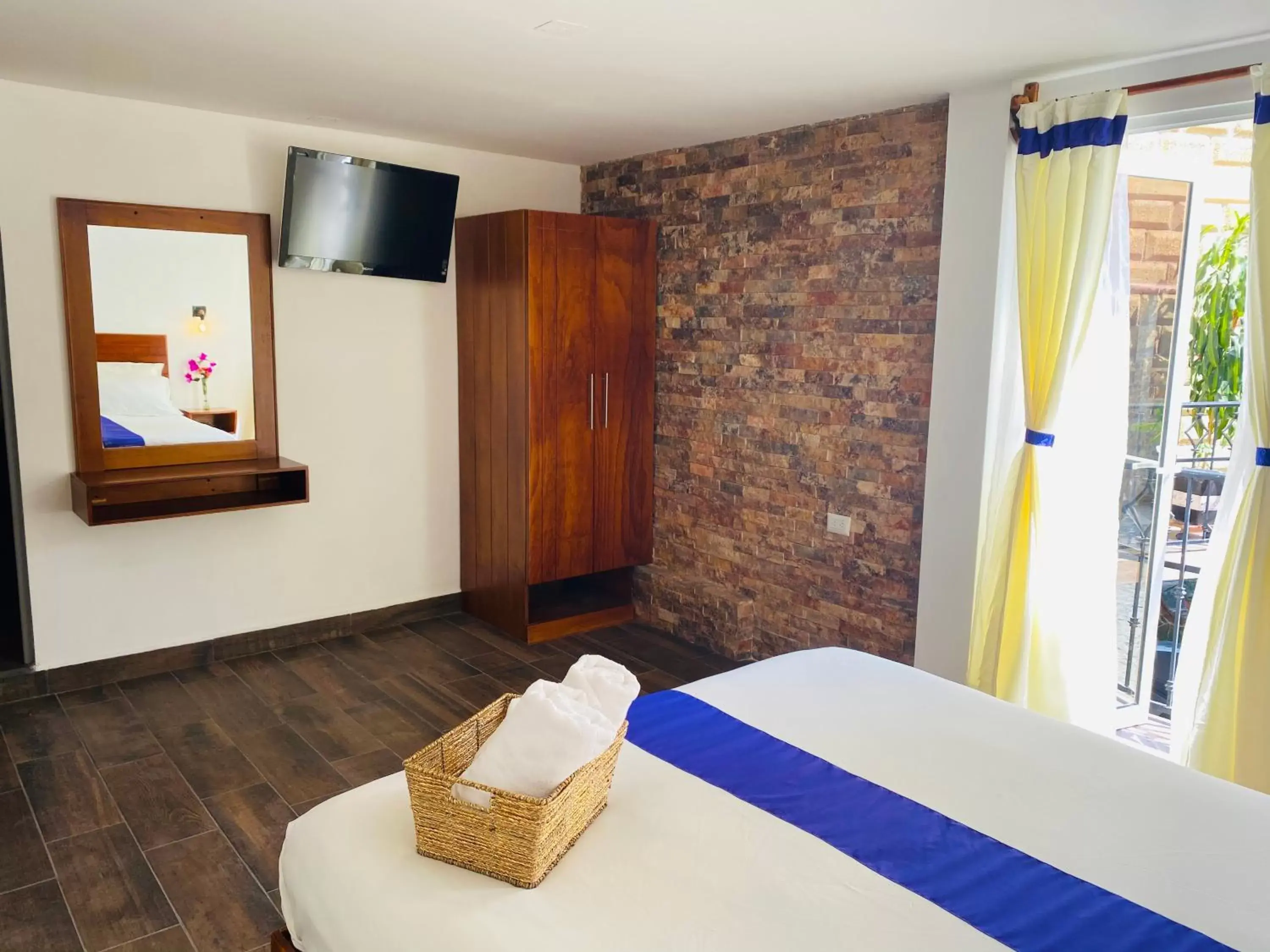 Balcony/Terrace, Bed in Hotel & Suites Cerro Roj0