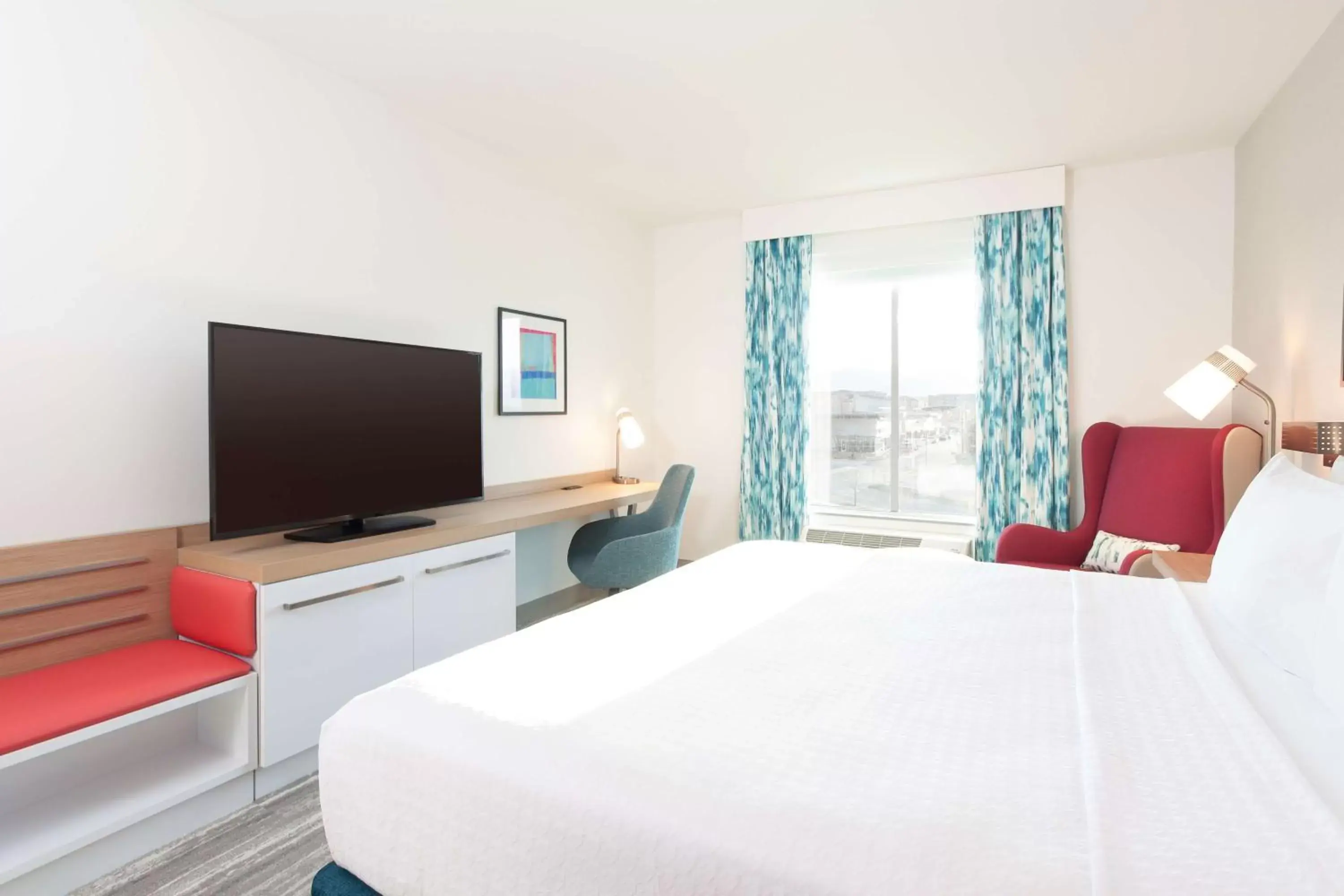 Bedroom, TV/Entertainment Center in Hilton Garden Inn Broomfield Boulder