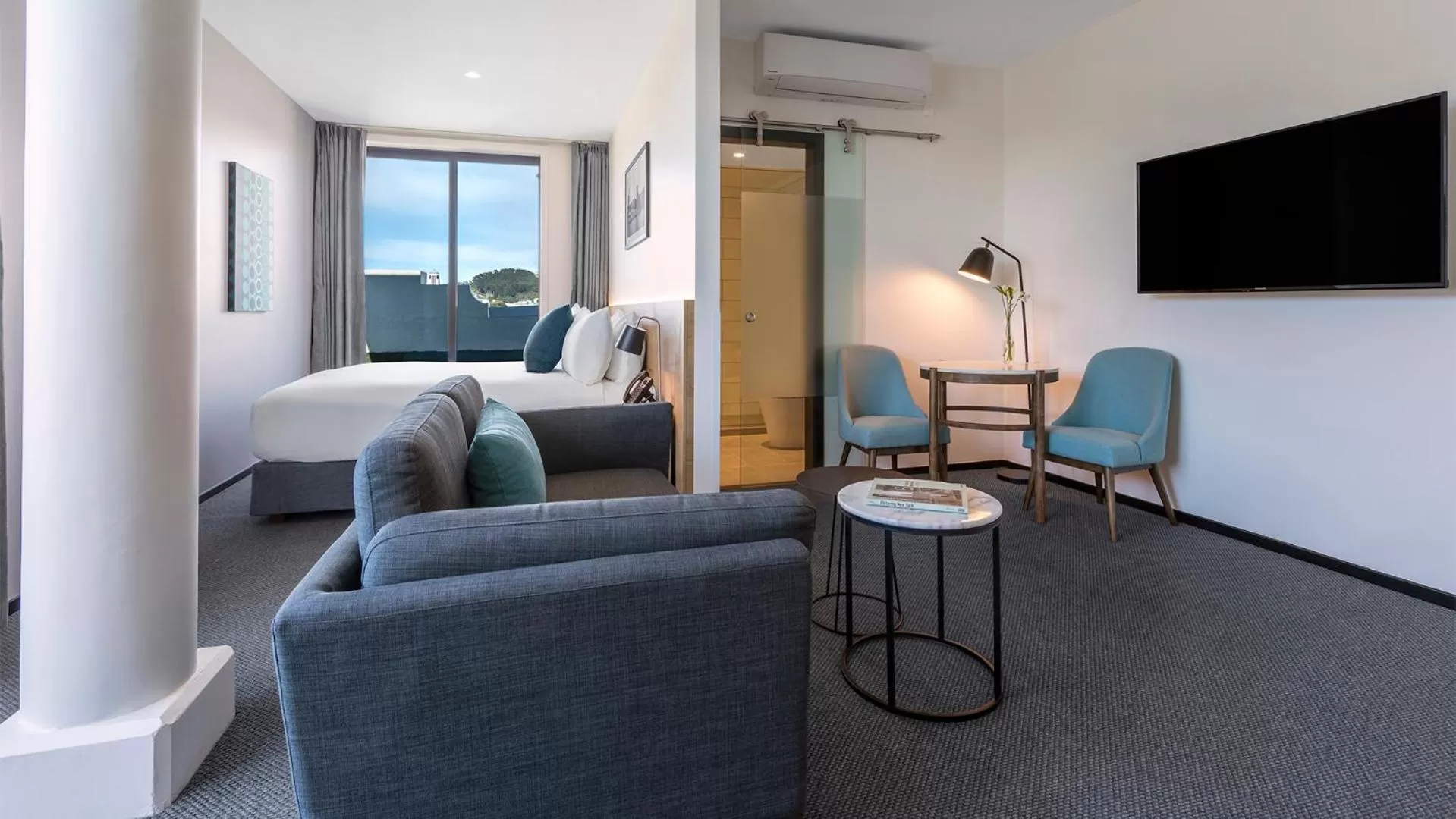 TV and multimedia, Bed in Oaks Wellington Hotel