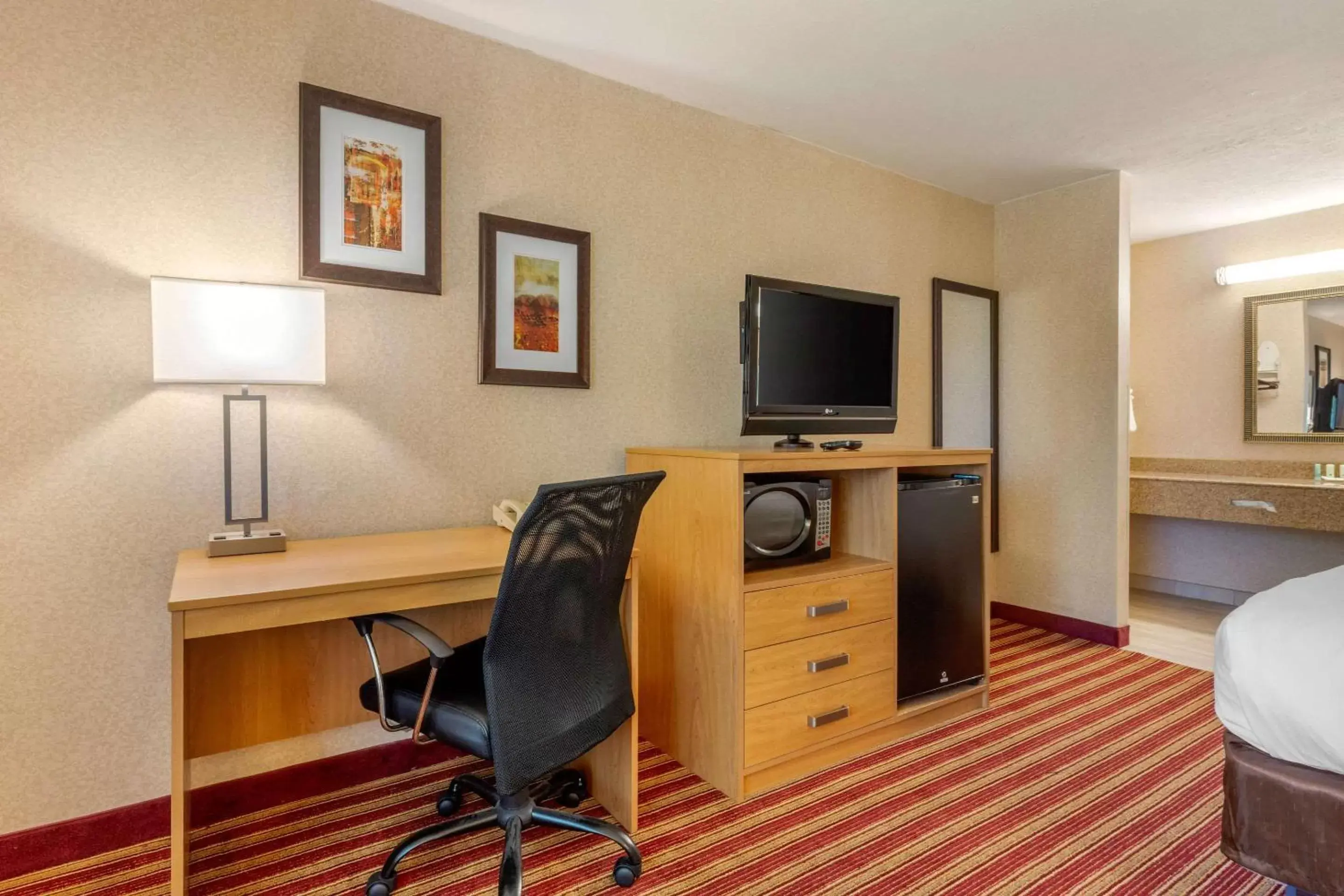 Photo of the whole room, TV/Entertainment Center in Quality Inn Exit 4 Clarksville