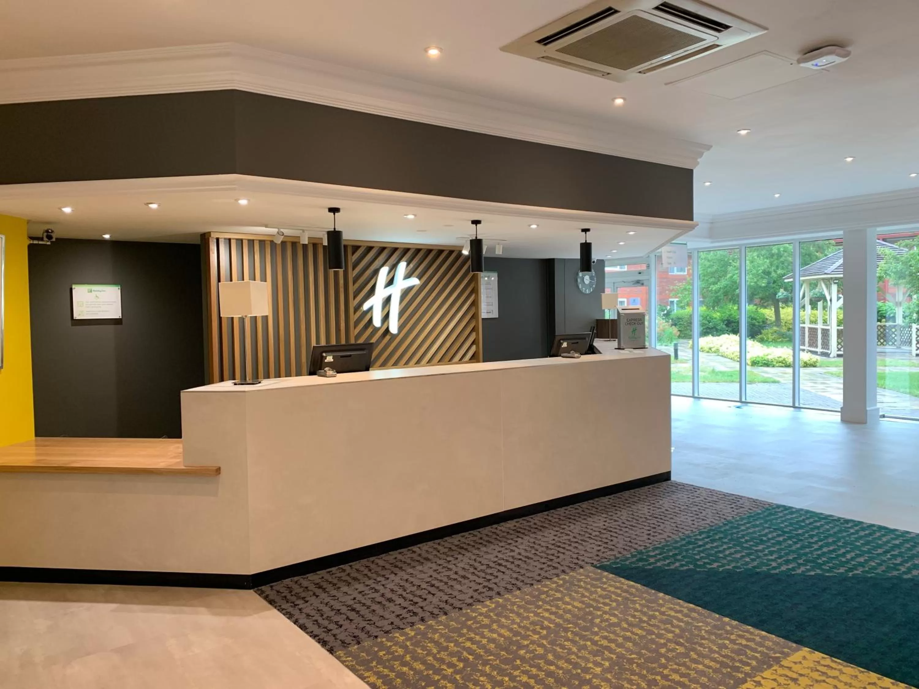 Lobby or reception in Holiday Inn Aylesbury by IHG