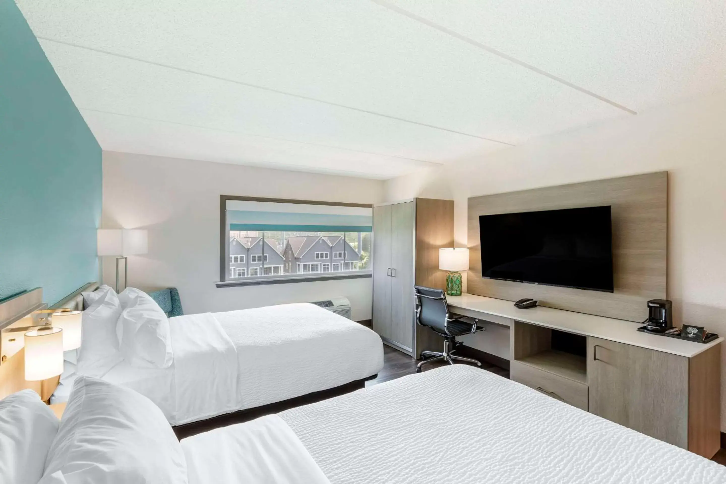 Bedroom, Bed in The Harborview, Ascend Hotel Collection