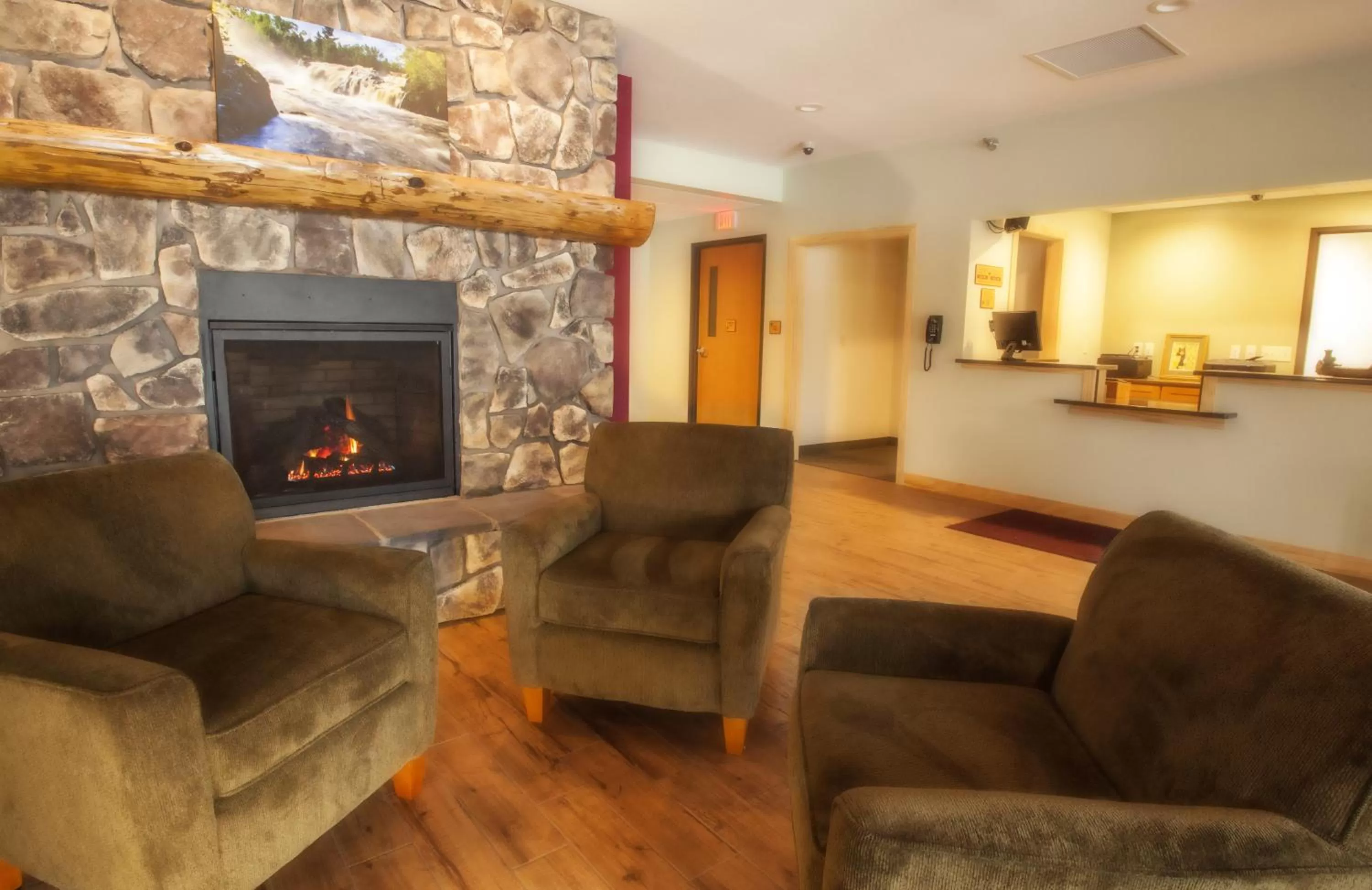 Lobby or reception, Seating Area in Junction Inn Suites & Conference Center