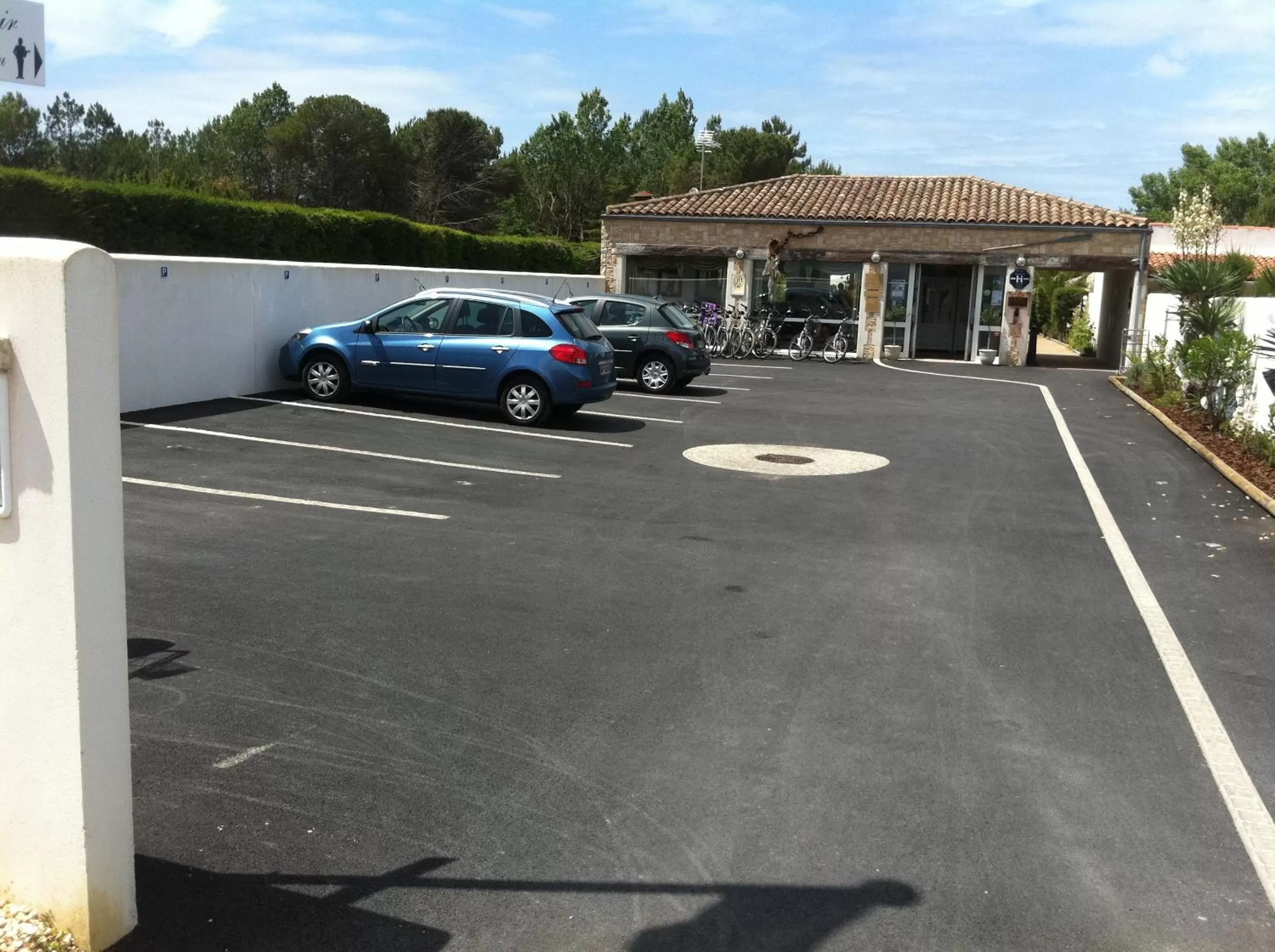 Facade/entrance in Elégance Suites Hôtel