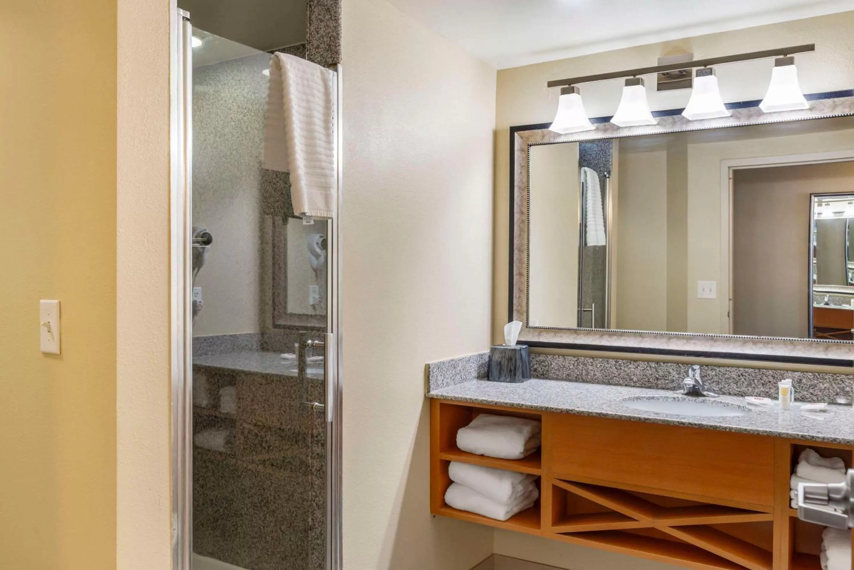 Bedroom in Comfort Suites At Virginia Center Commons