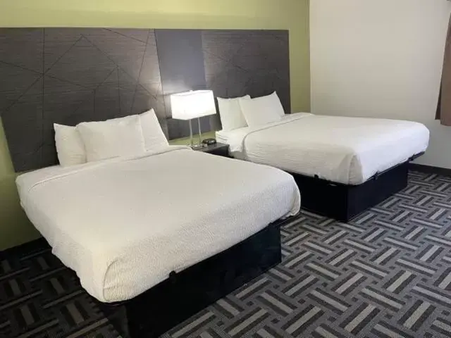 Photo of the whole room, Bed in La Quinta Inn and Suites by Wyndham Cincinnati North Photo of the whole room, Bed in La Quinta Inn and Suites by Wyndham Cincinnati North