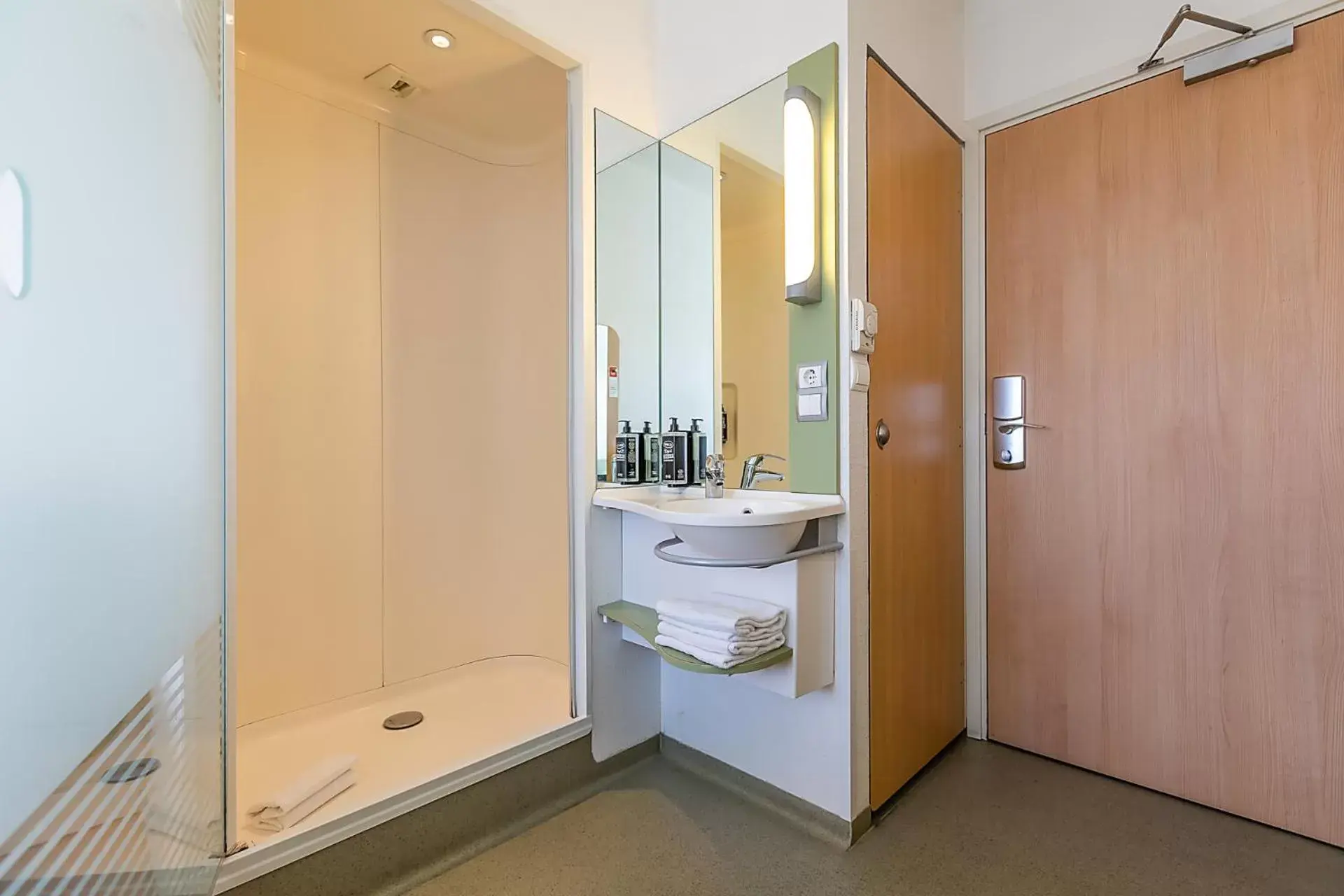 Toilet, Bathroom in Hotel ibis Budget Porto Gaia