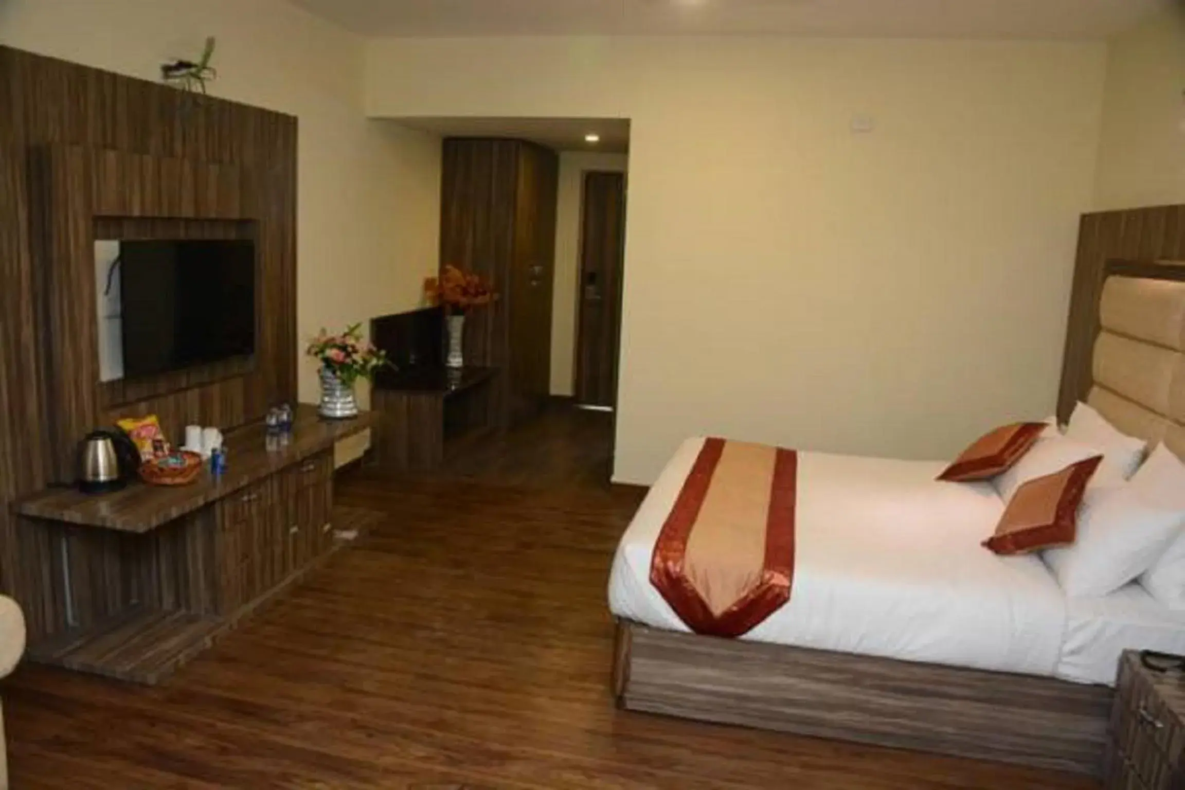 Bedroom, TV/Entertainment Center in Hotel Rama Trident