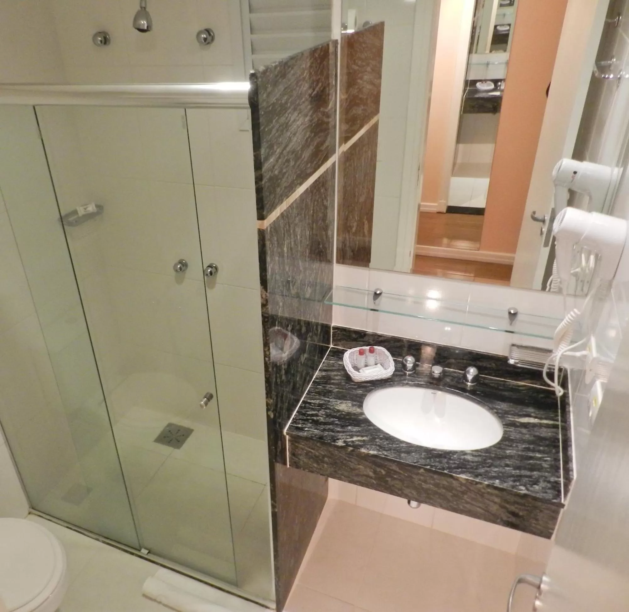 Bathroom in Dubai Macaé by Atlântica