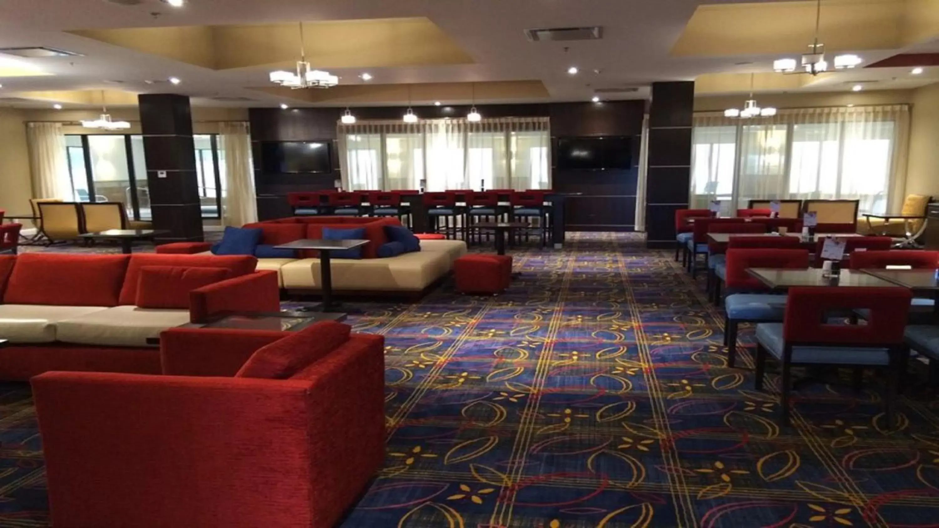 Breakfast, Lounge/Bar in Holiday Inn Express and Suites Columbia University Area, an IHG Hotel