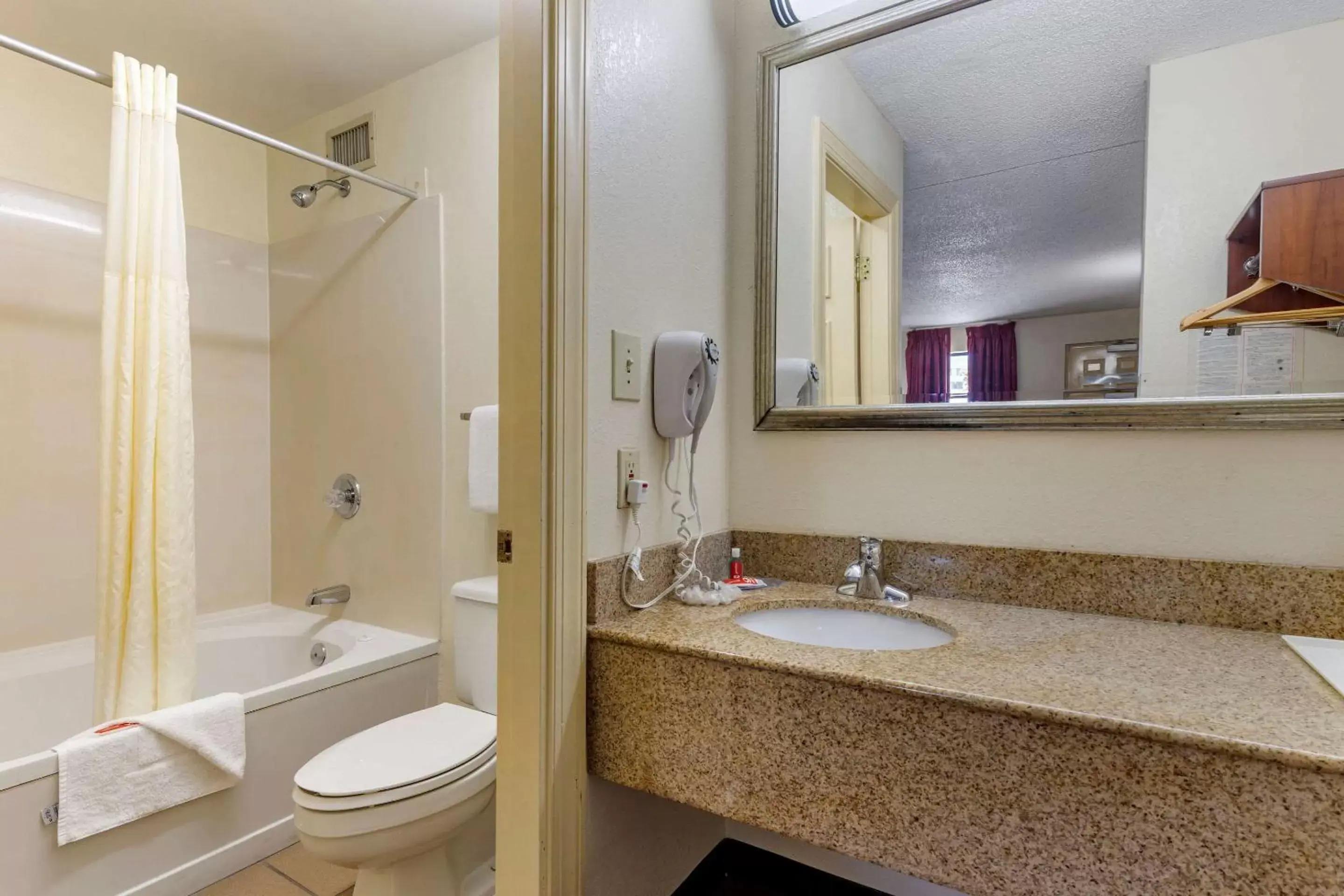 Bathroom in Econo Lodge Fayetteville