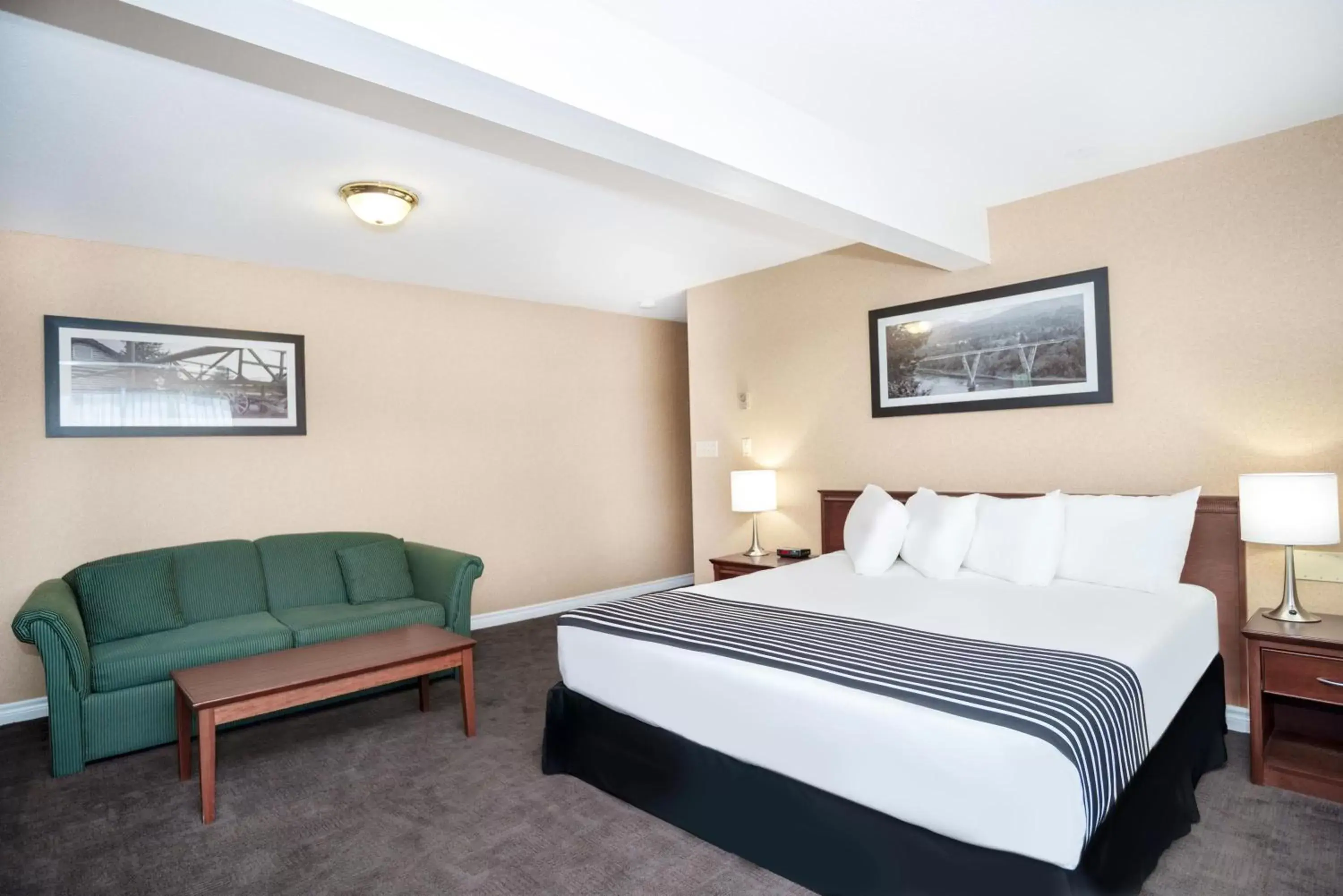 Photo of the whole room, Bed in Sandman Hotel Castlegar