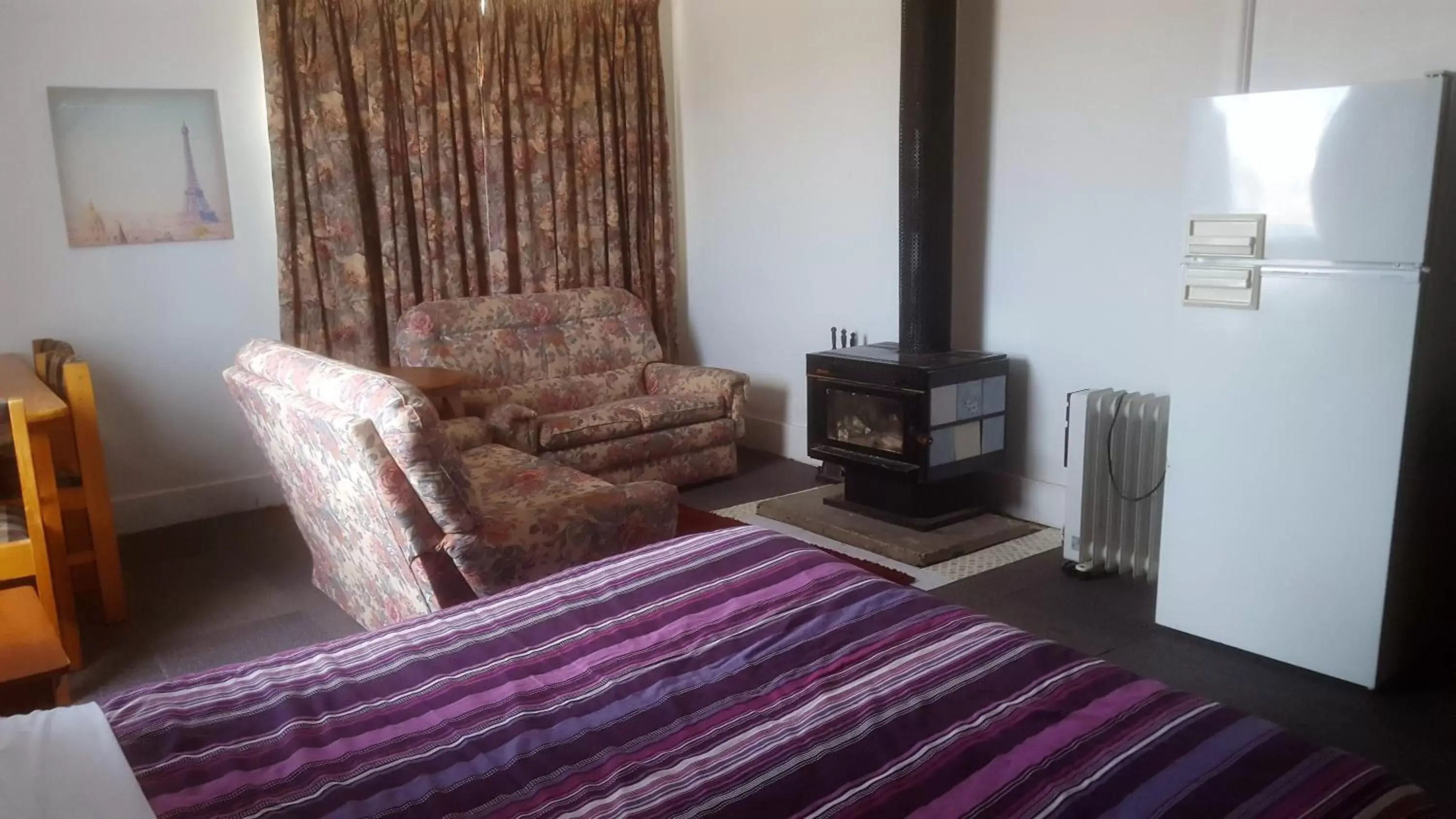 Seating area, Bed in Clunes Motel