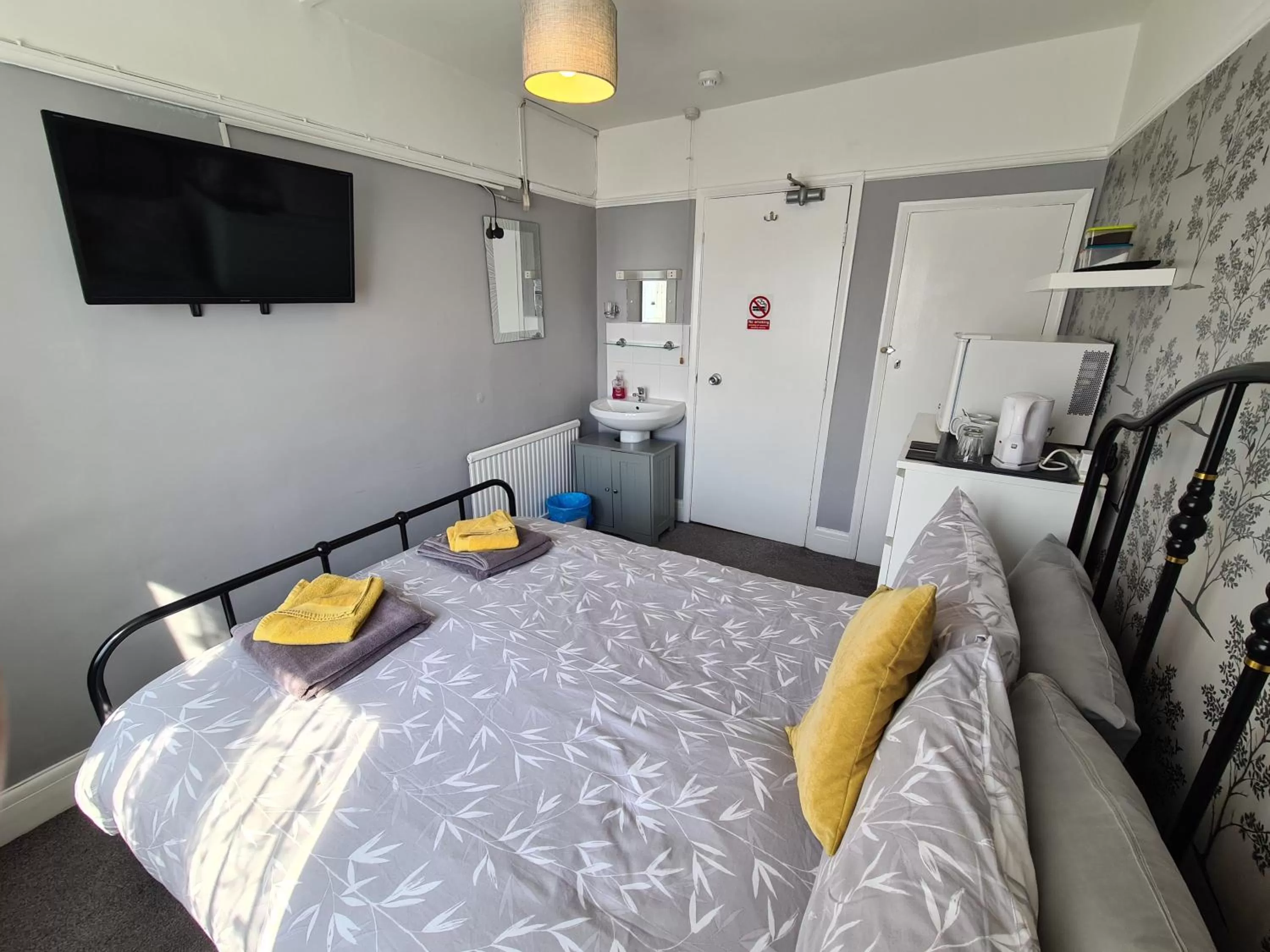 Double Room with Private External Bathroom in The Roslyn Guest House