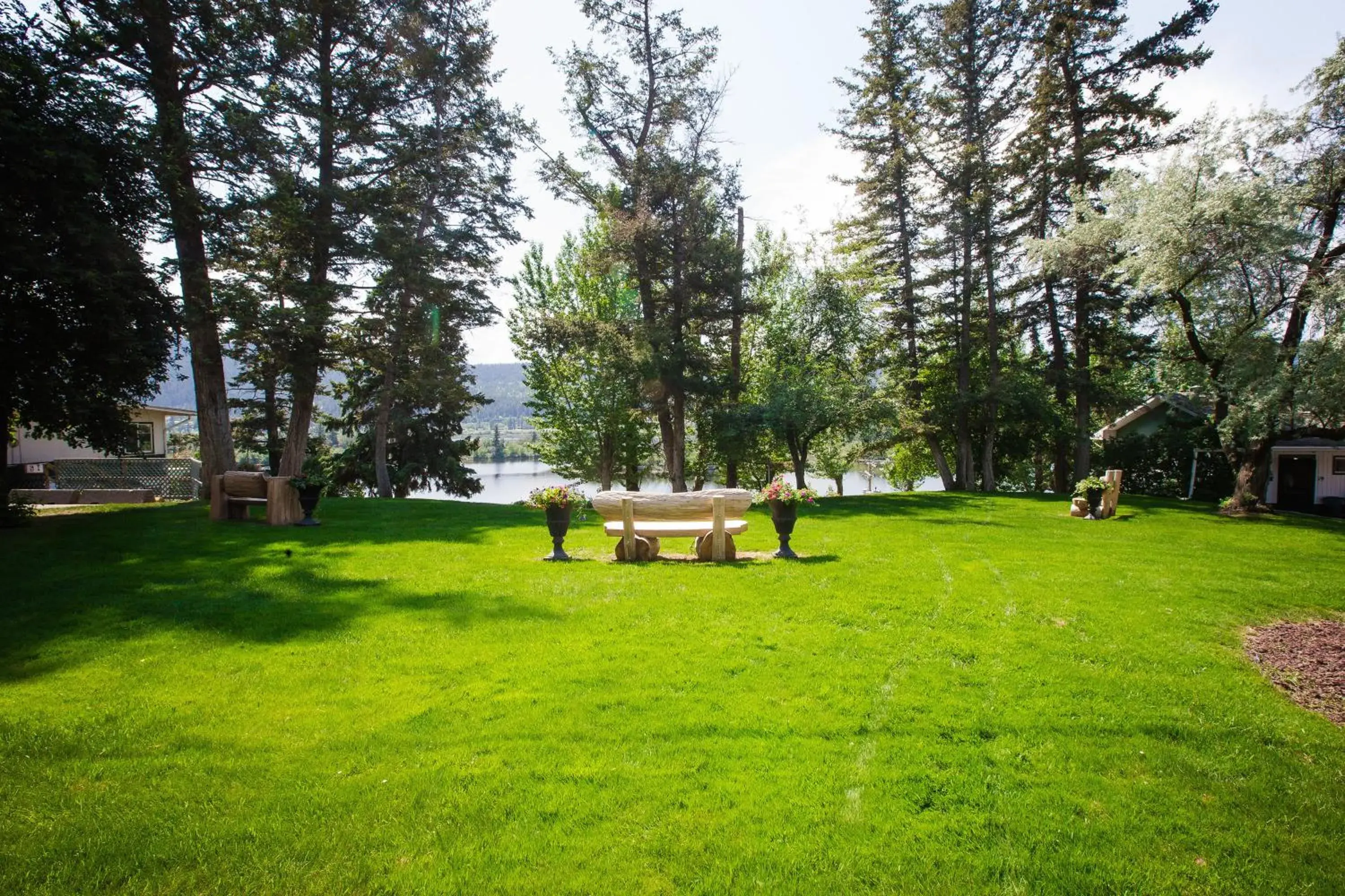 Lake view, Garden in Lakeside Motel