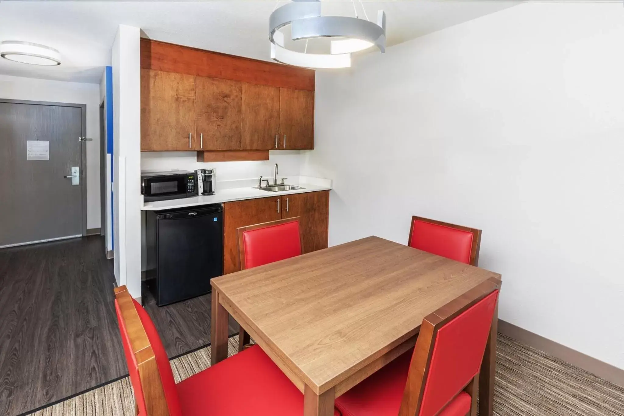 Photo of the whole room, Kitchen/Kitchenette in Holiday Inn Express & Suites Sulphur - Lake Charles, an IHG Hotel