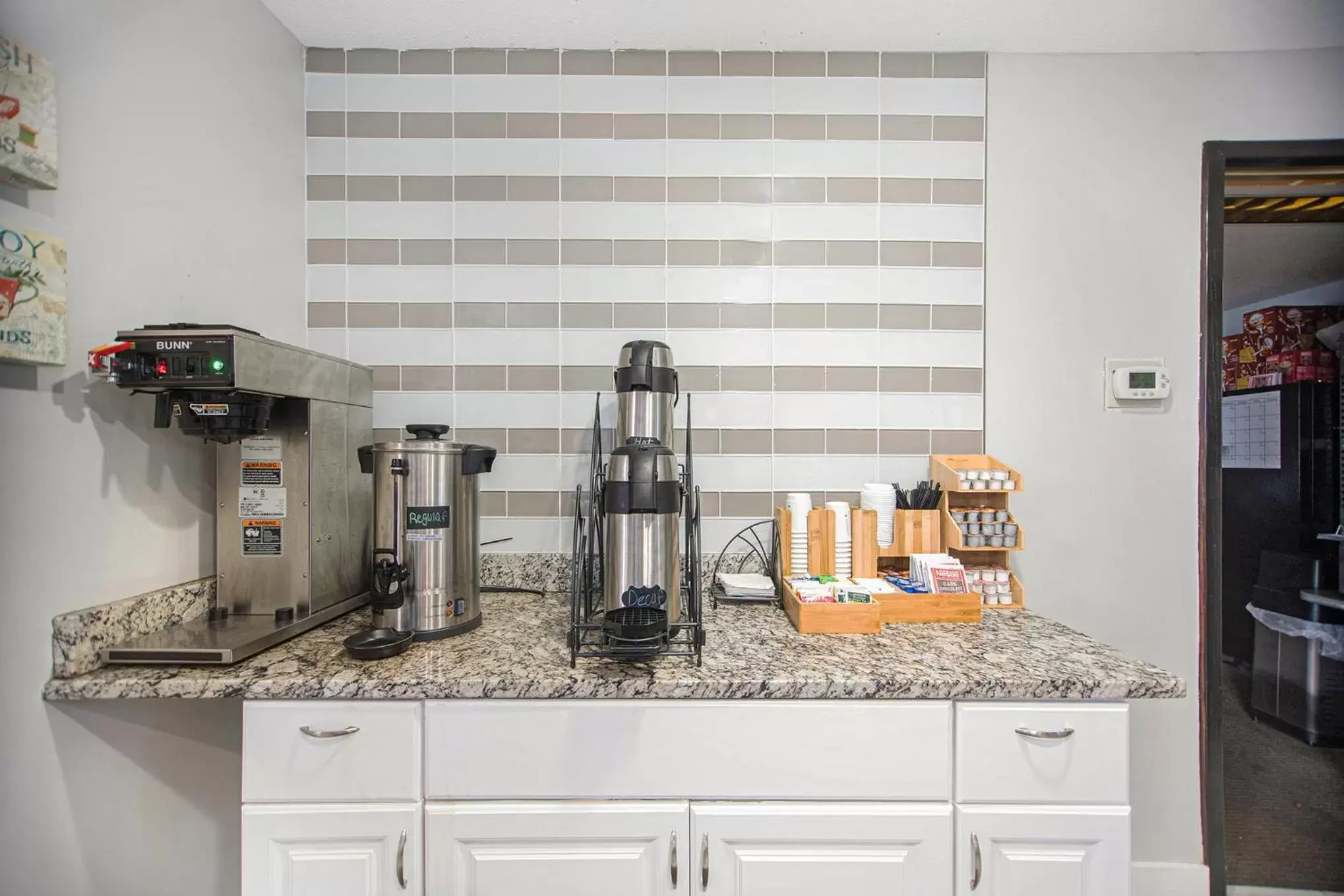 Coffee/tea facilities, Kitchen/Kitchenette in Baymont by Wyndham Grand Haven