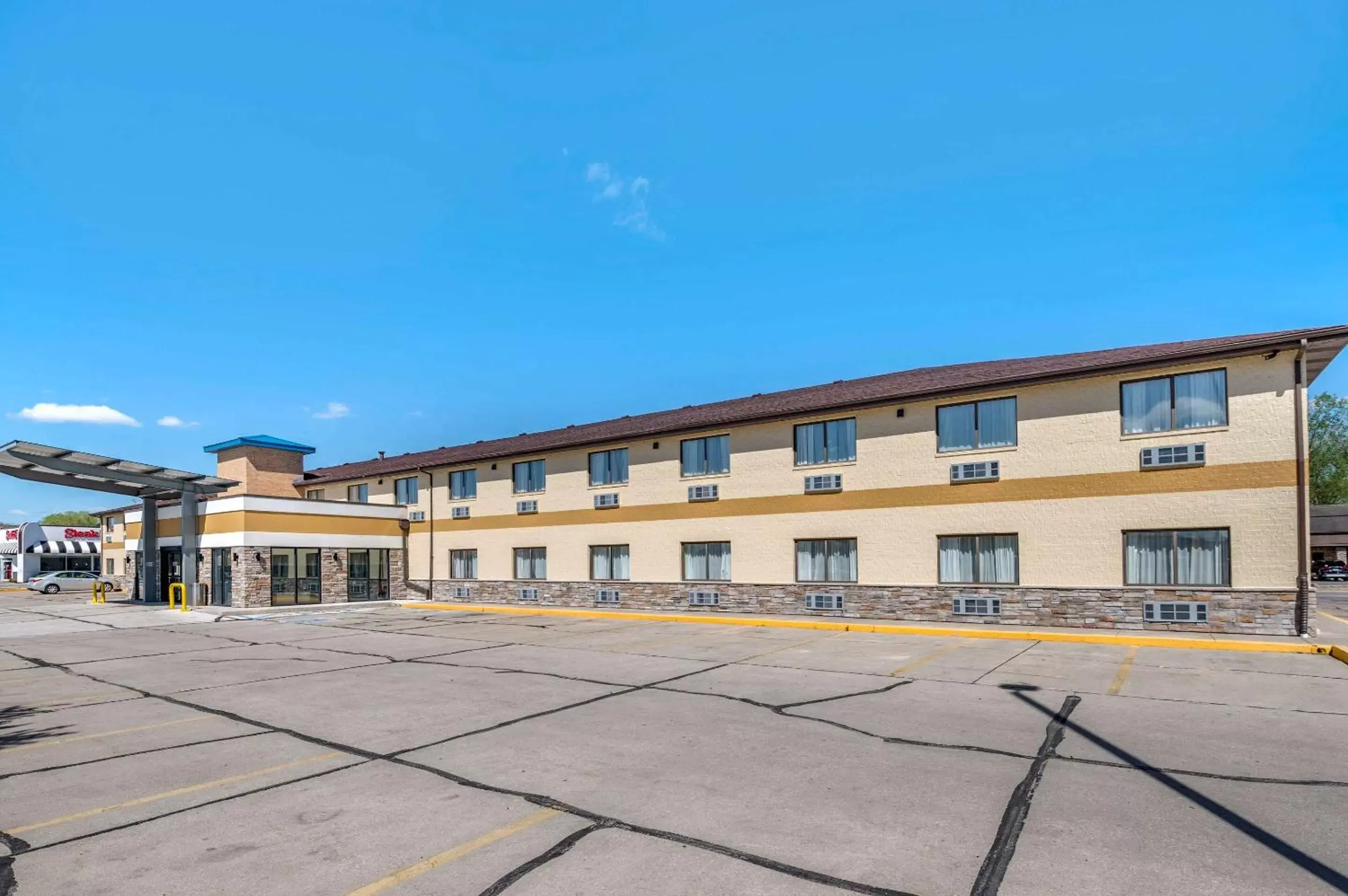 Property Building in Comfort Inn Near Kokomo Speedway