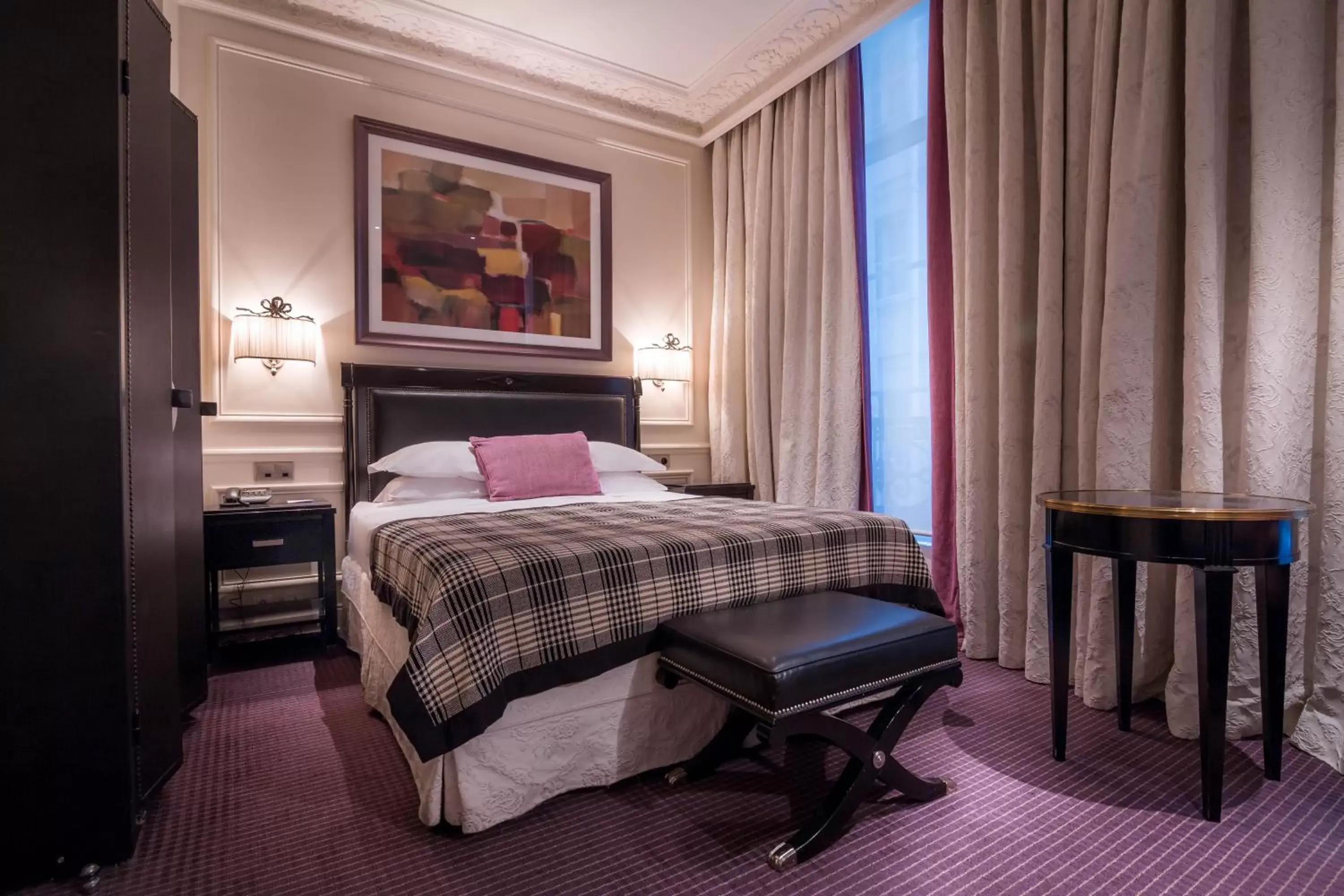 Photo of the whole room, Bed in Grand Hôtel de L'Univers Saint-Germain