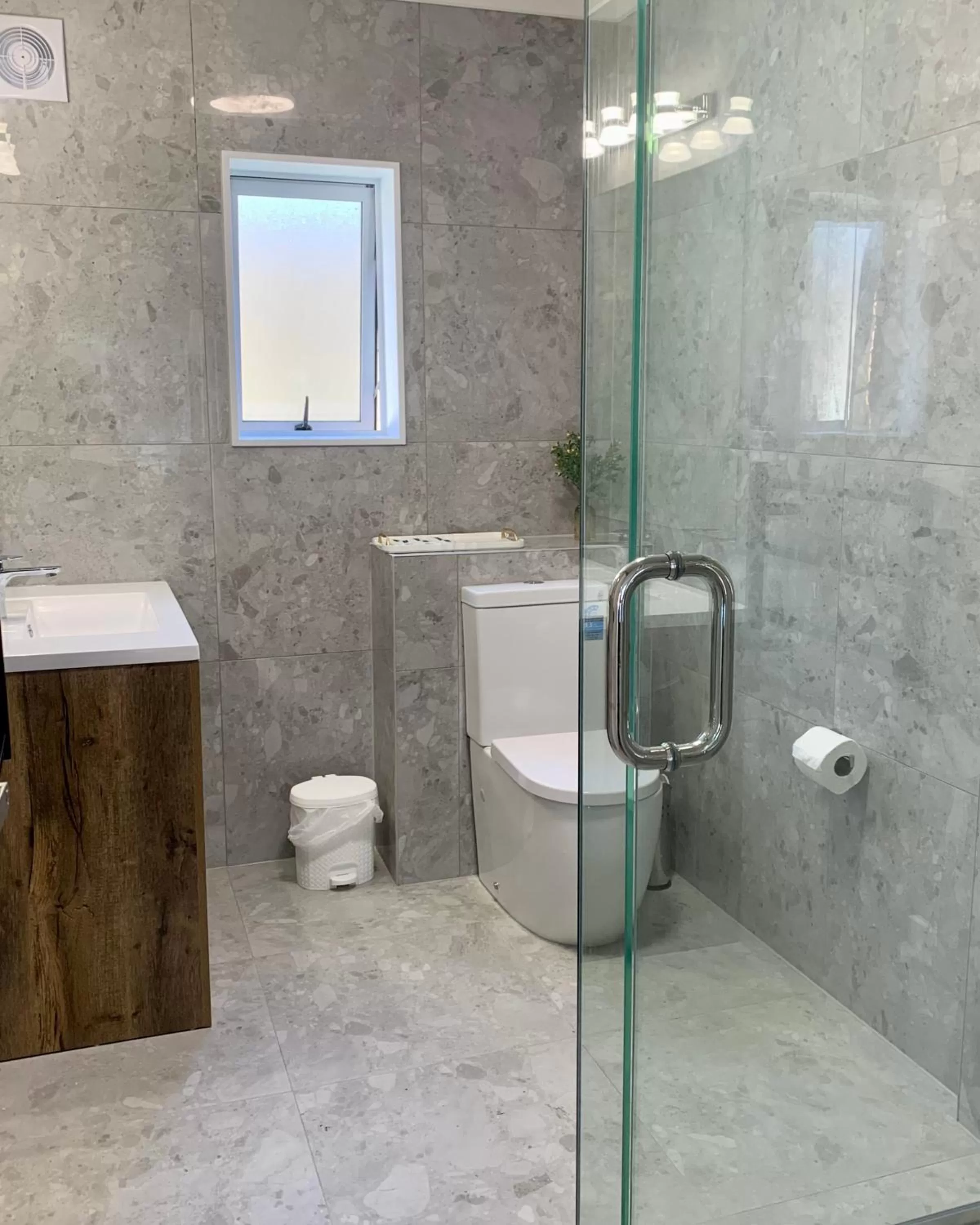 Bathroom in Auckland Central Motel