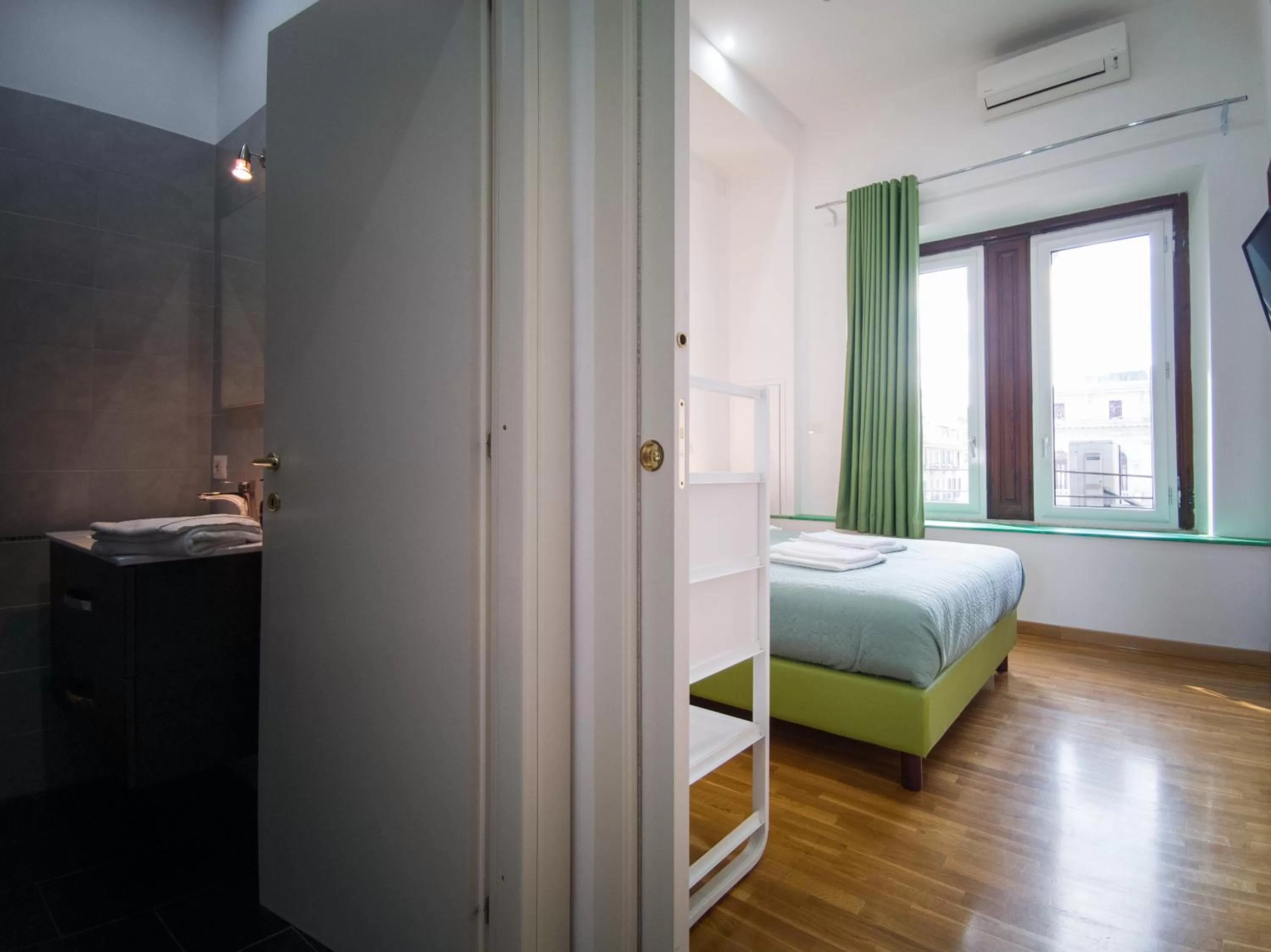 Photo of the whole room, Bed in 5 sirene