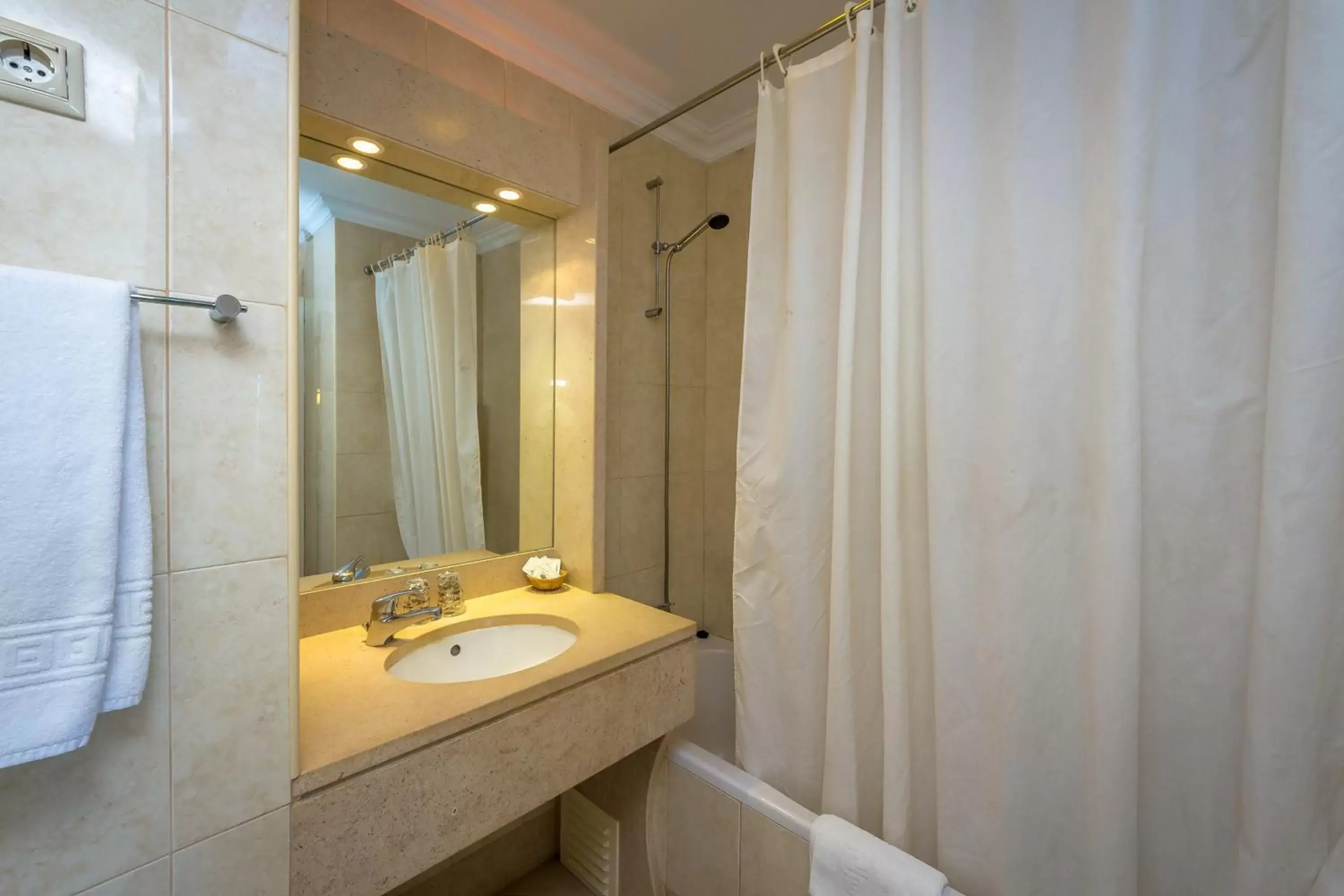 Shower, Bathroom in Hotel Atismar